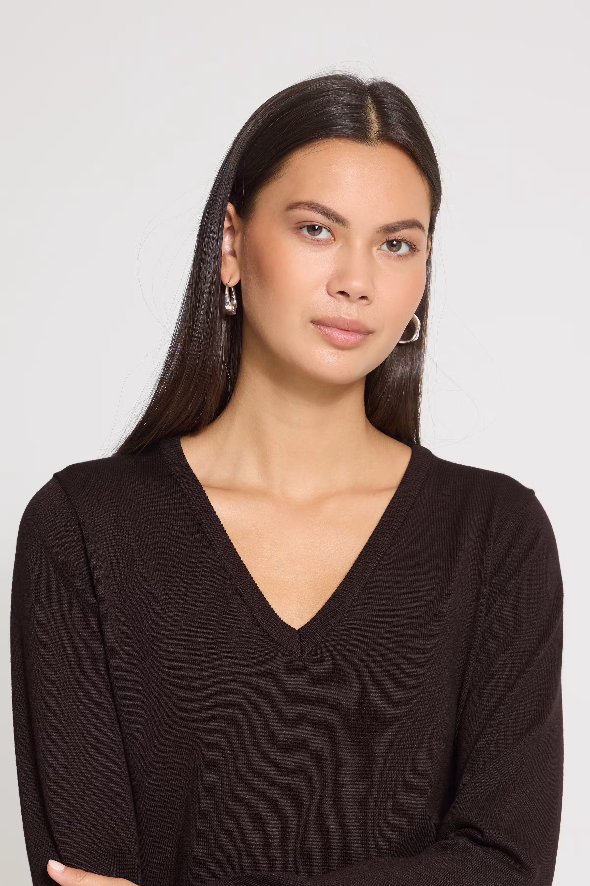 IHLULS V-Neck Pullover LOOKBOOK DETAIL 20125815-191109