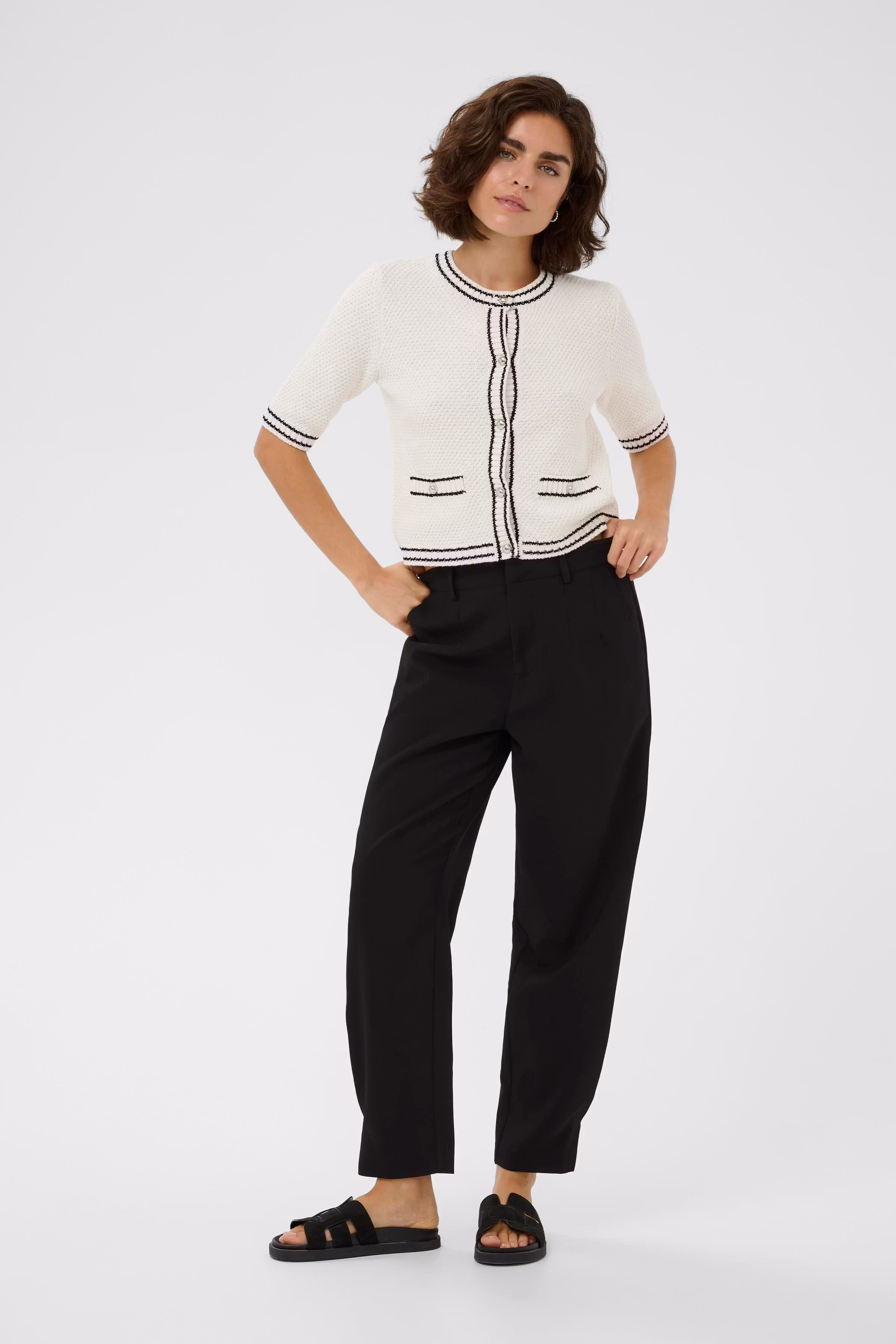 KAhella Trousers LOOKBOOK FRONT 10511396-100121