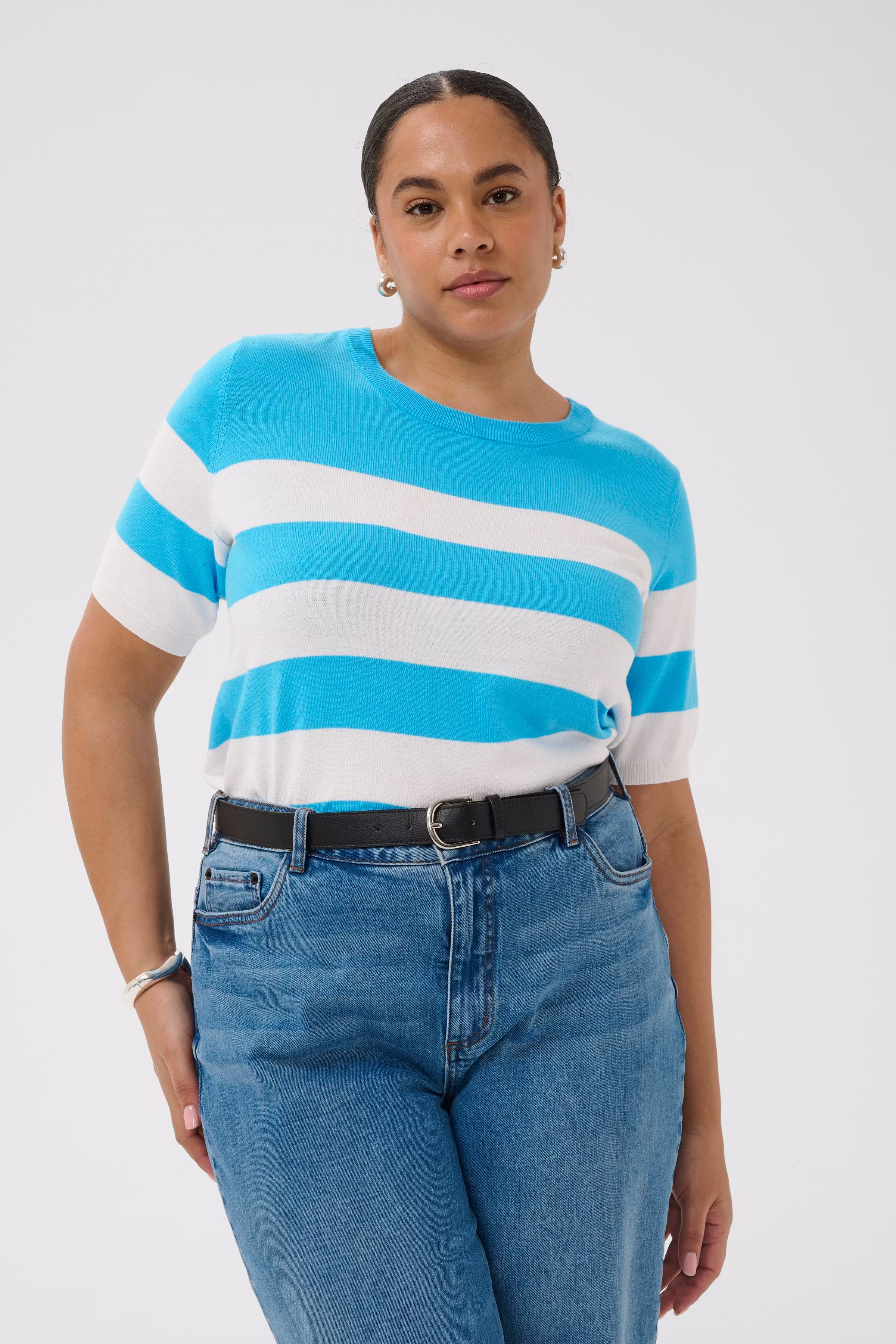 KClizzy Pullover LOOKBOOK FRONT 10582914-109805