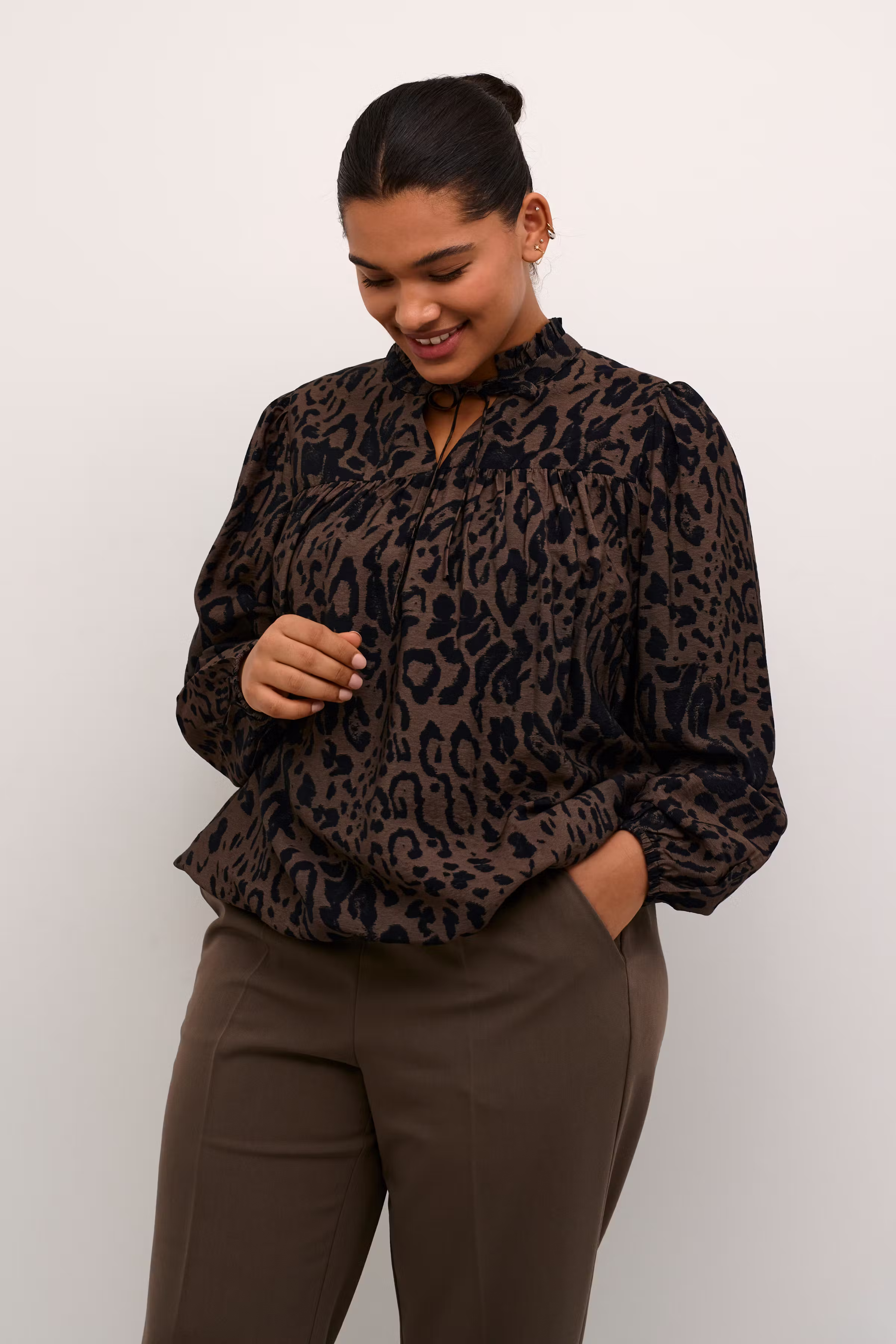 KCjola Bluse LOOKBOOK FRONT 10582539-106279