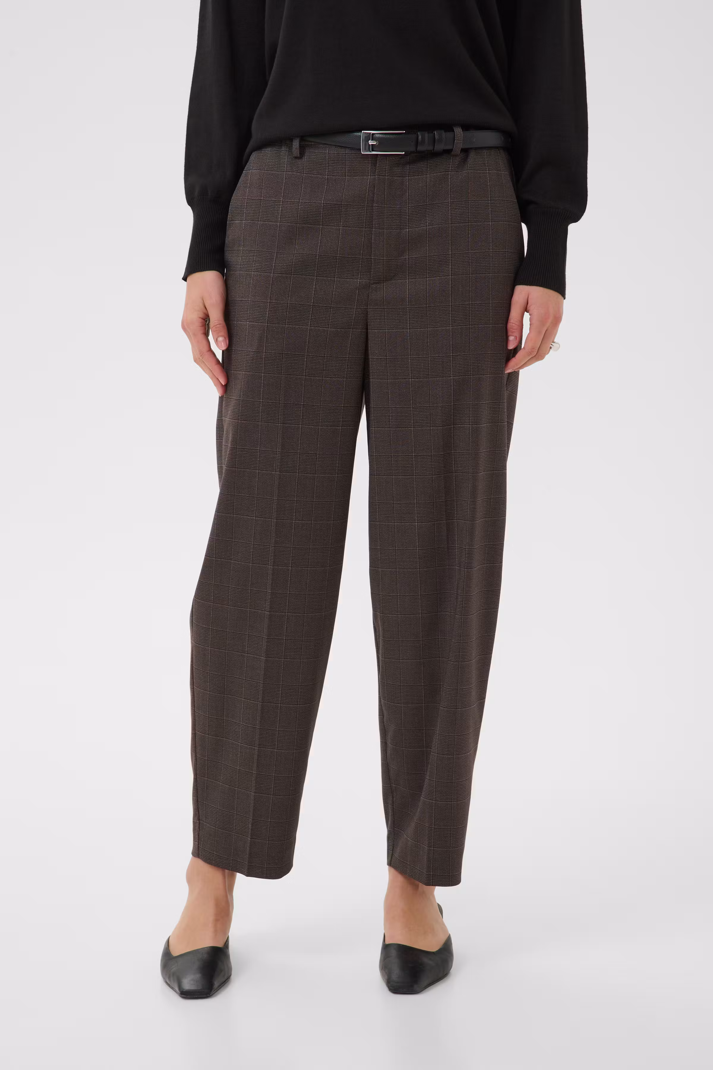 KAlenora Hose LOOKBOOK FRONT 10512151-109807