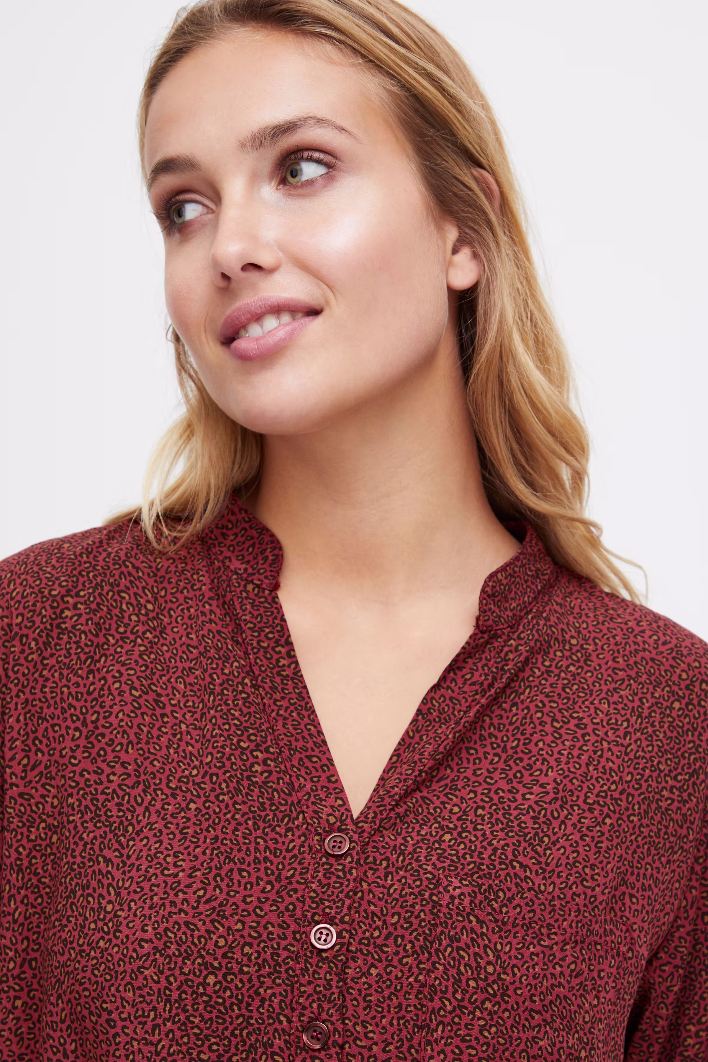 SBRAFIA Bluse LOOKBOOK DETAIL 22100341-191543