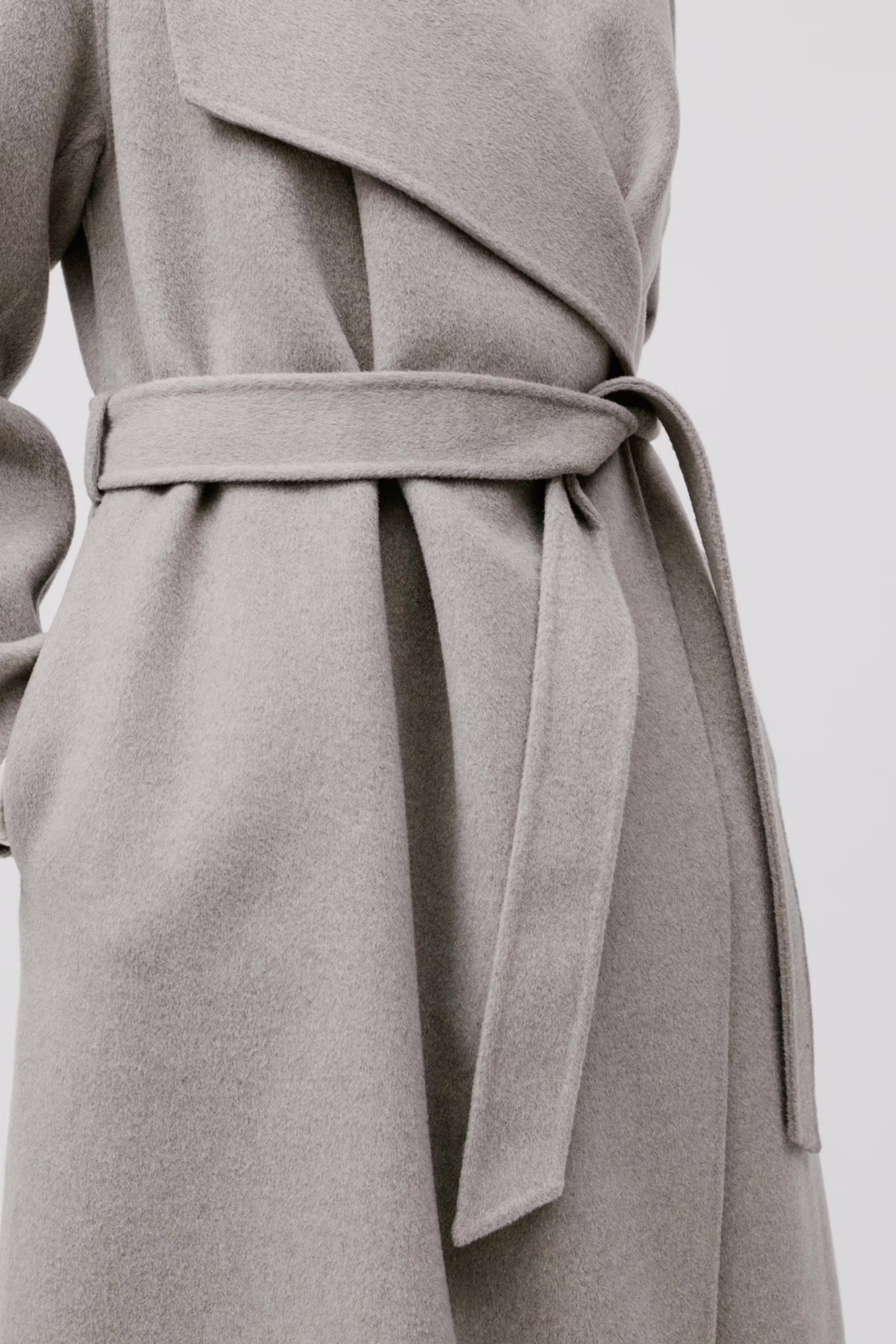 CARRIE ROSE Mantel LOOKBOOK DETAIL 30600562-BE457