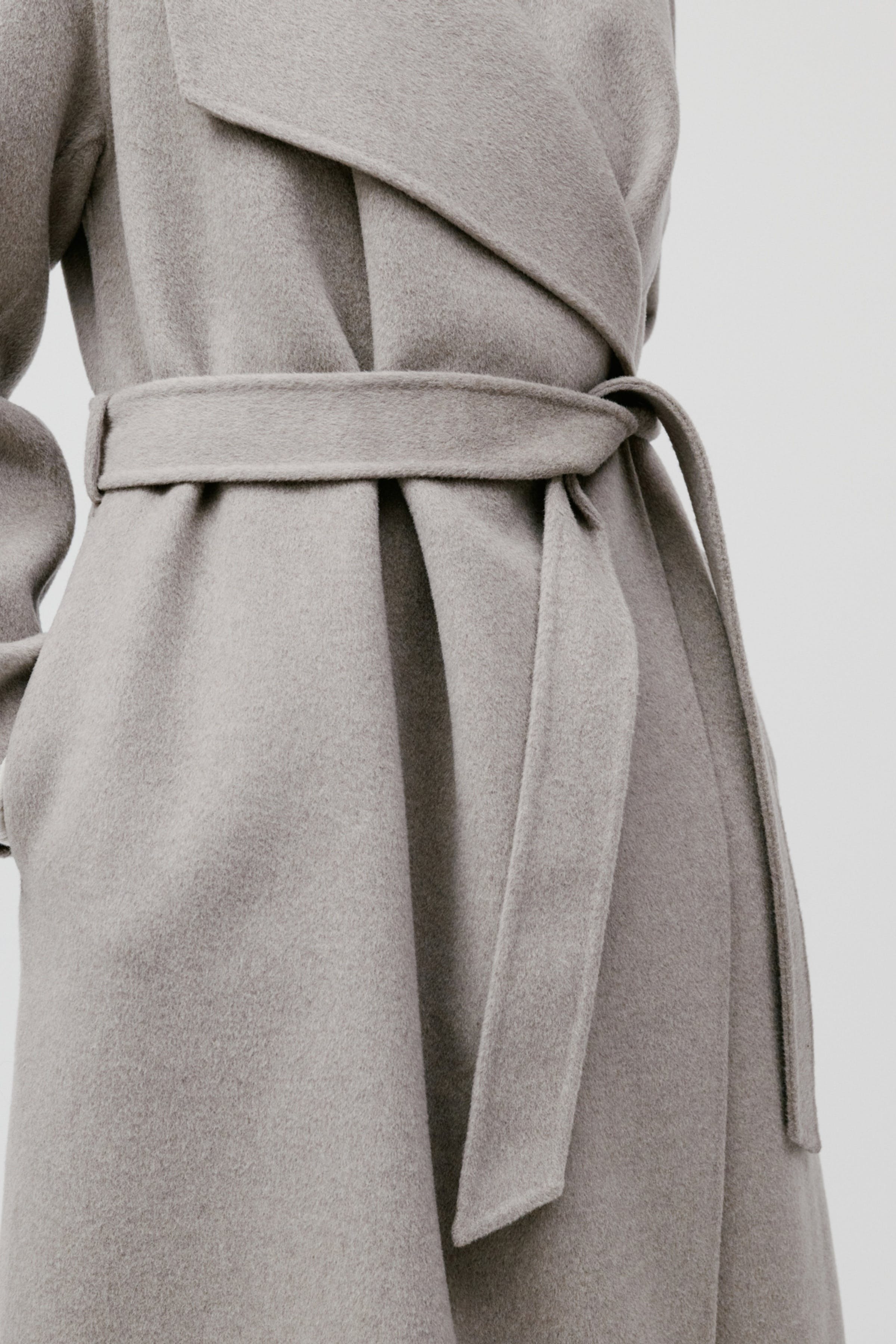 CARRIE ROSE Mantel LOOKBOOK DETAIL 30600562-BE457