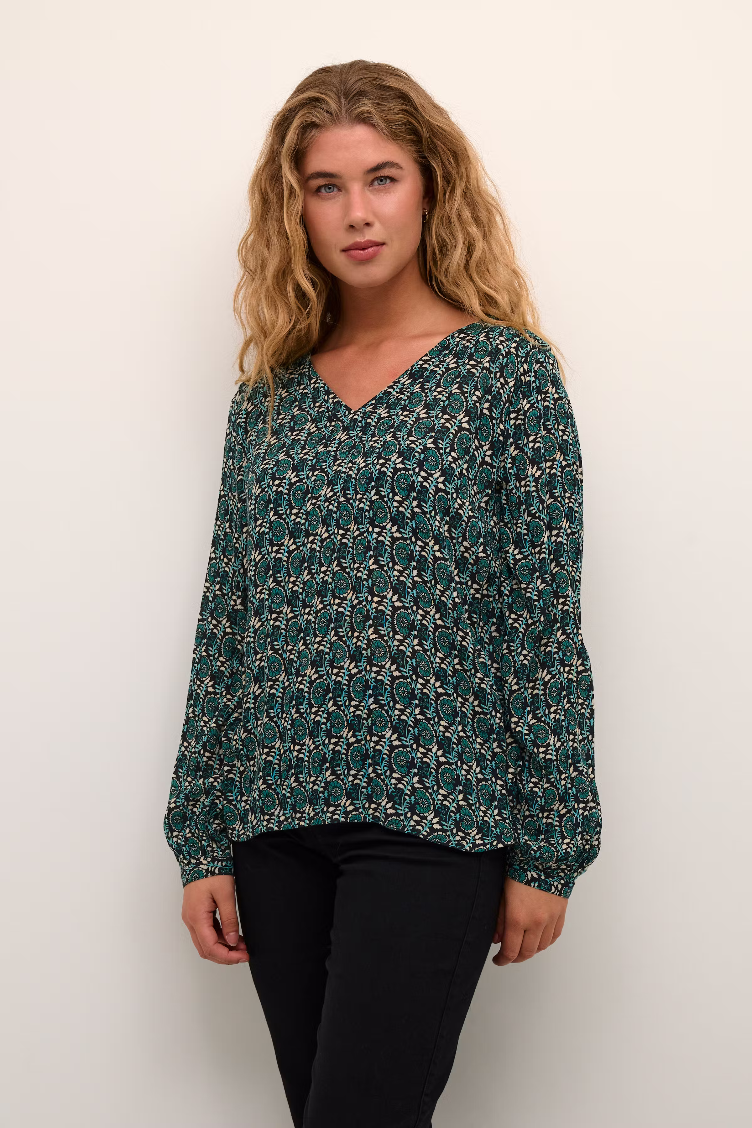 KAkarina Bluse LOOKBOOK FRONT 10507893-104894