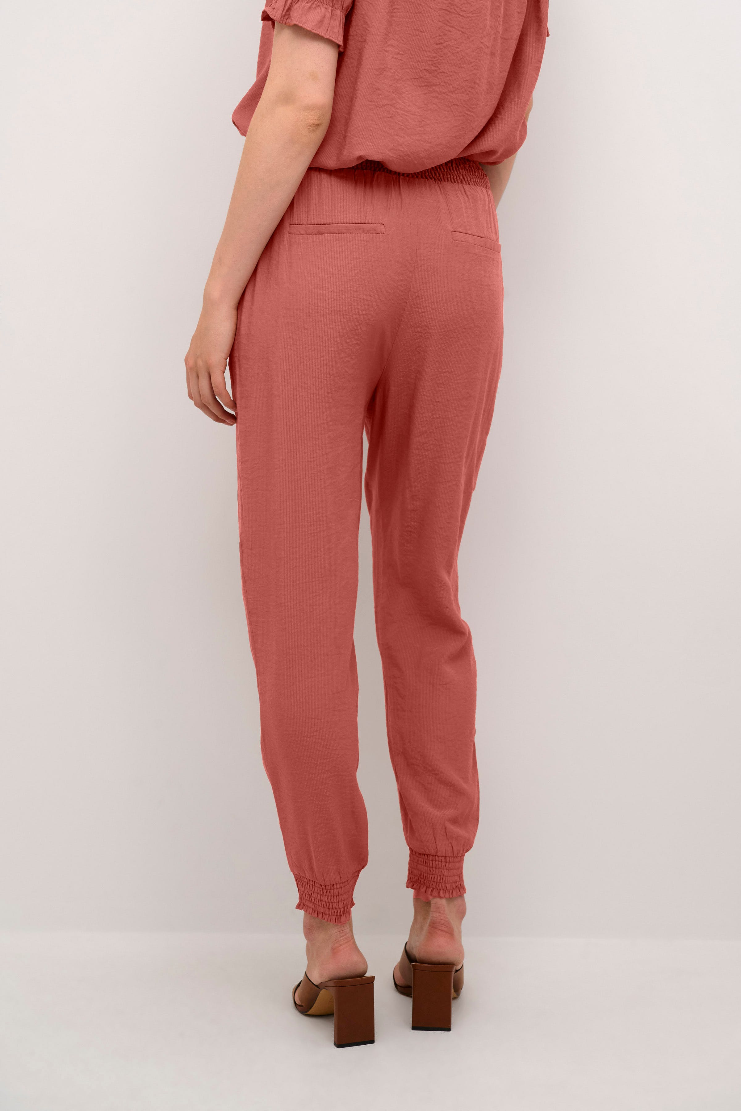 CRIrina Trousers LOOKBOOK BACK 10612463-181432