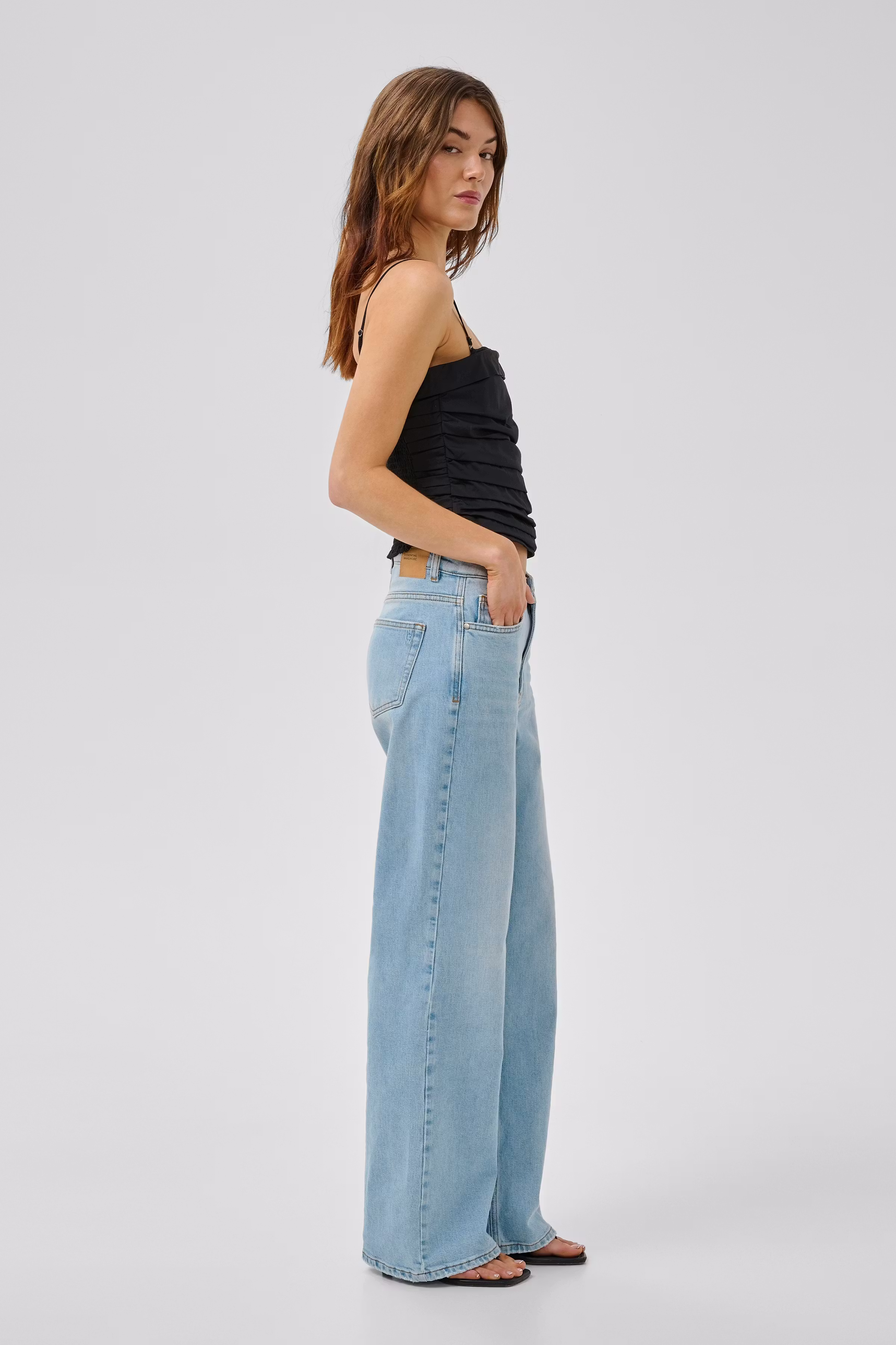 05 THE LOUIS HIGH WIDE JEANS LOOKBOOK DETAIL 10704222-109491