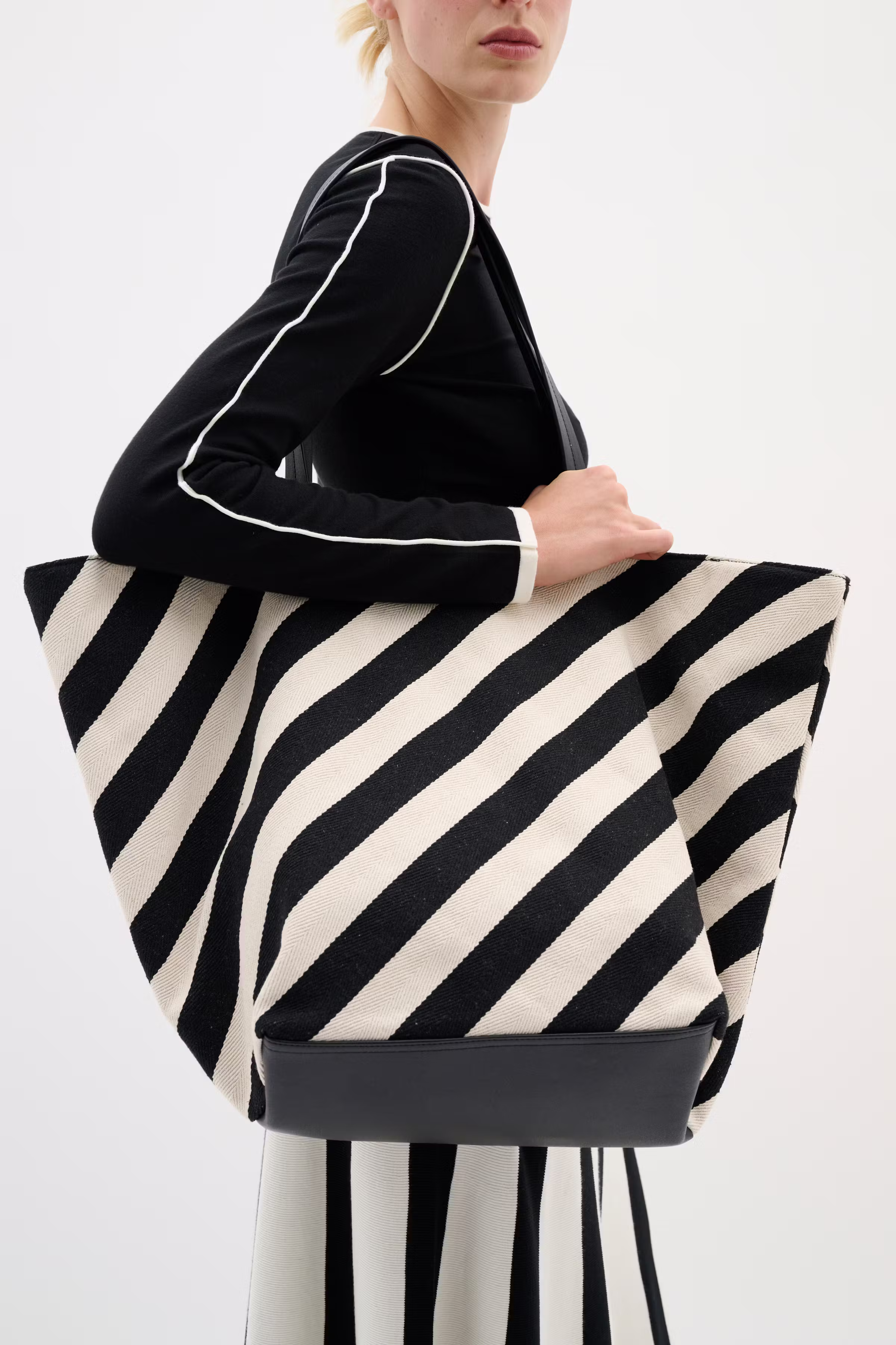 AileyIW Shopper Taske LOOKBOOK DETAIL 30110710-301713