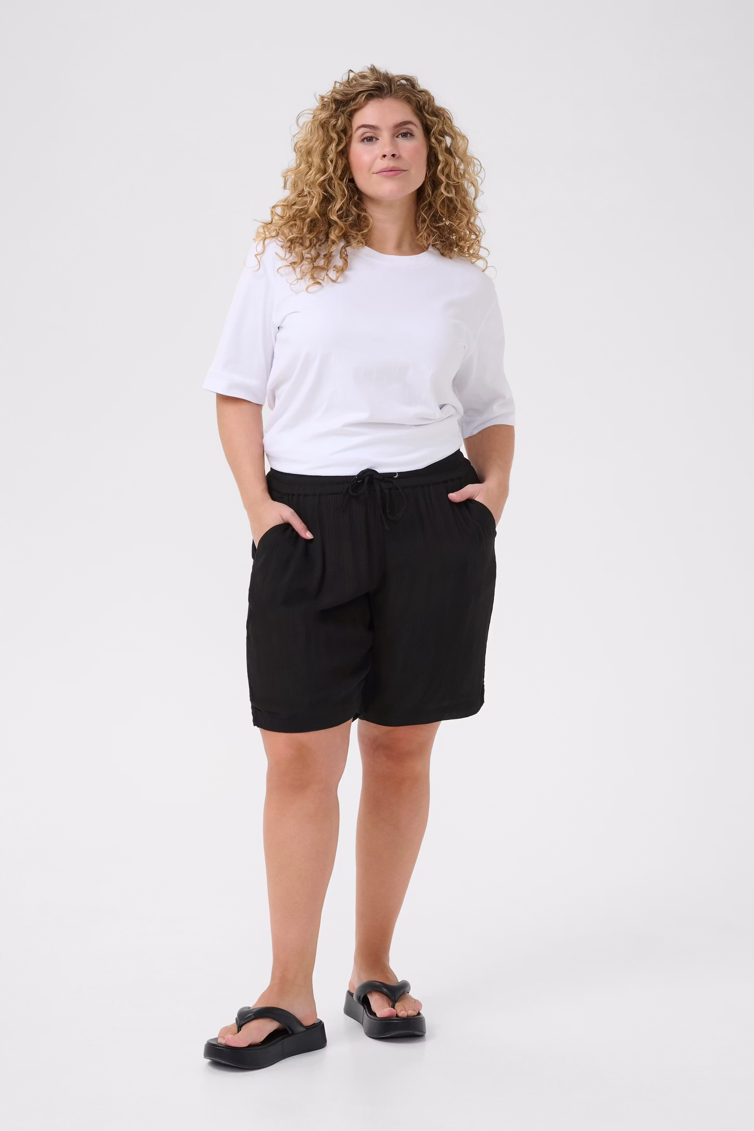 KCjulia Shorts LOOKBOOK FRONT 10583292-100121