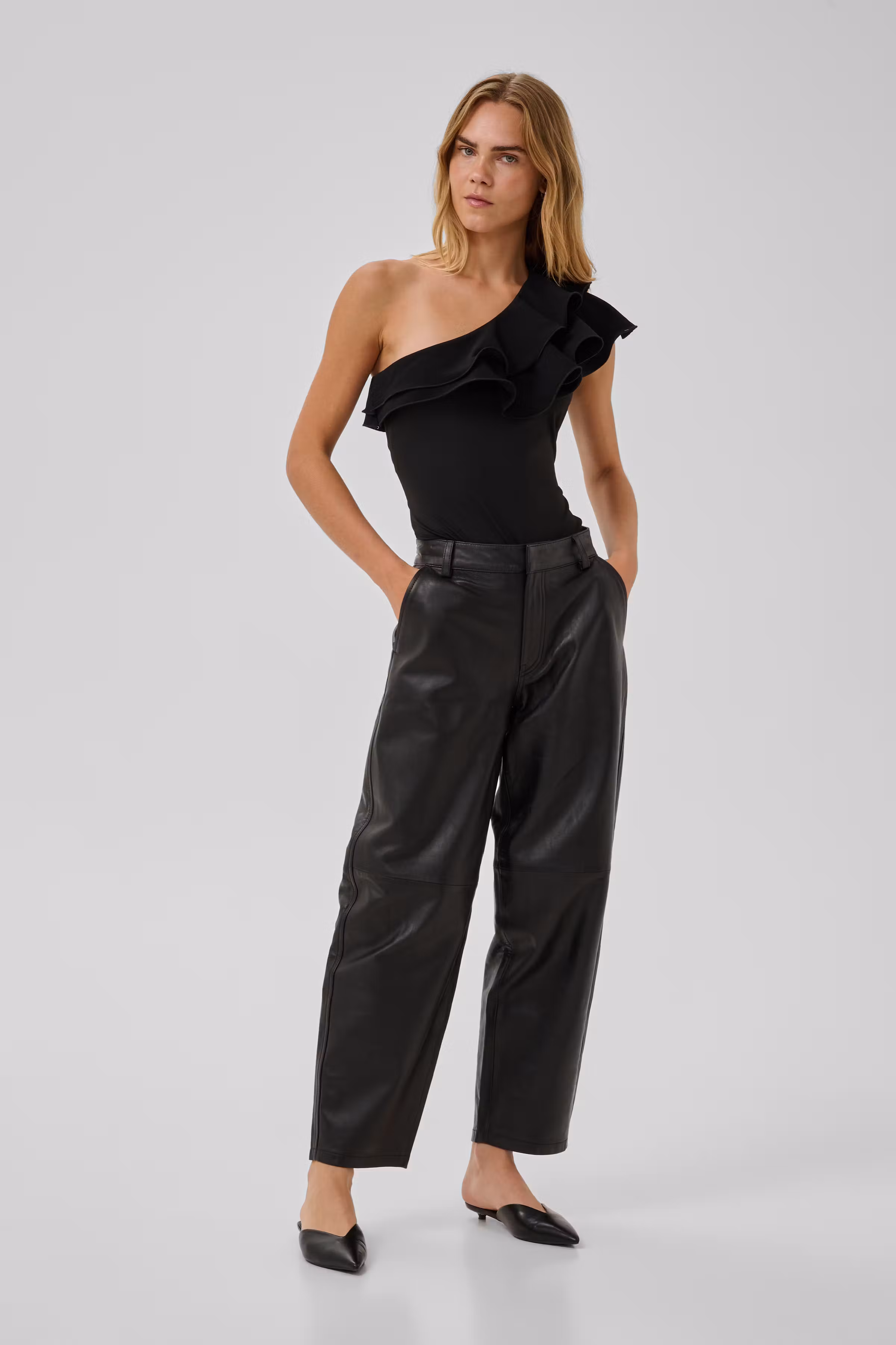 MWMille One-Shoulder-Body LOOKBOOK FRONT 10705780-100031