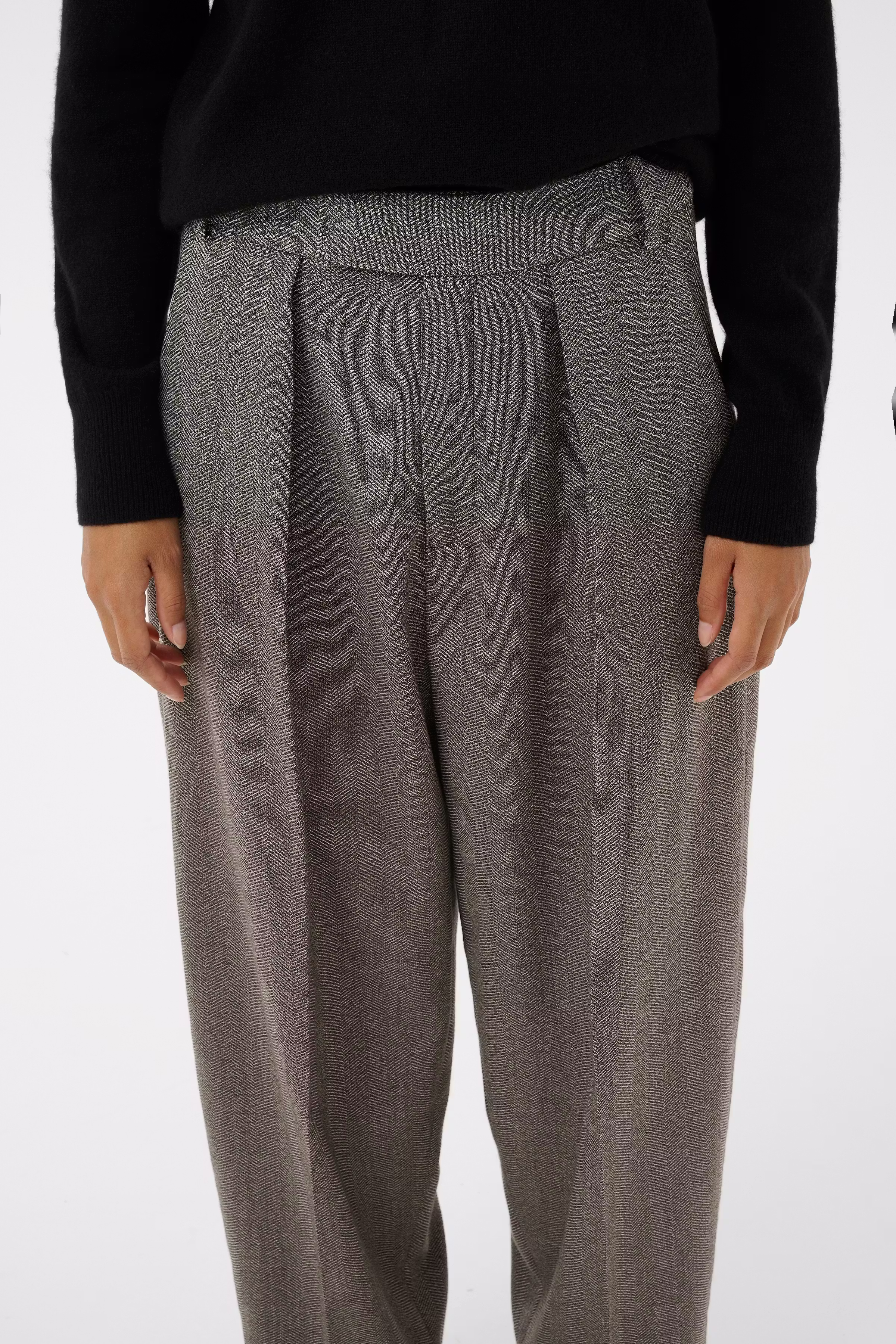 KahlaIW Pleated Hose LOOKBOOK DETAIL 30109734-191518