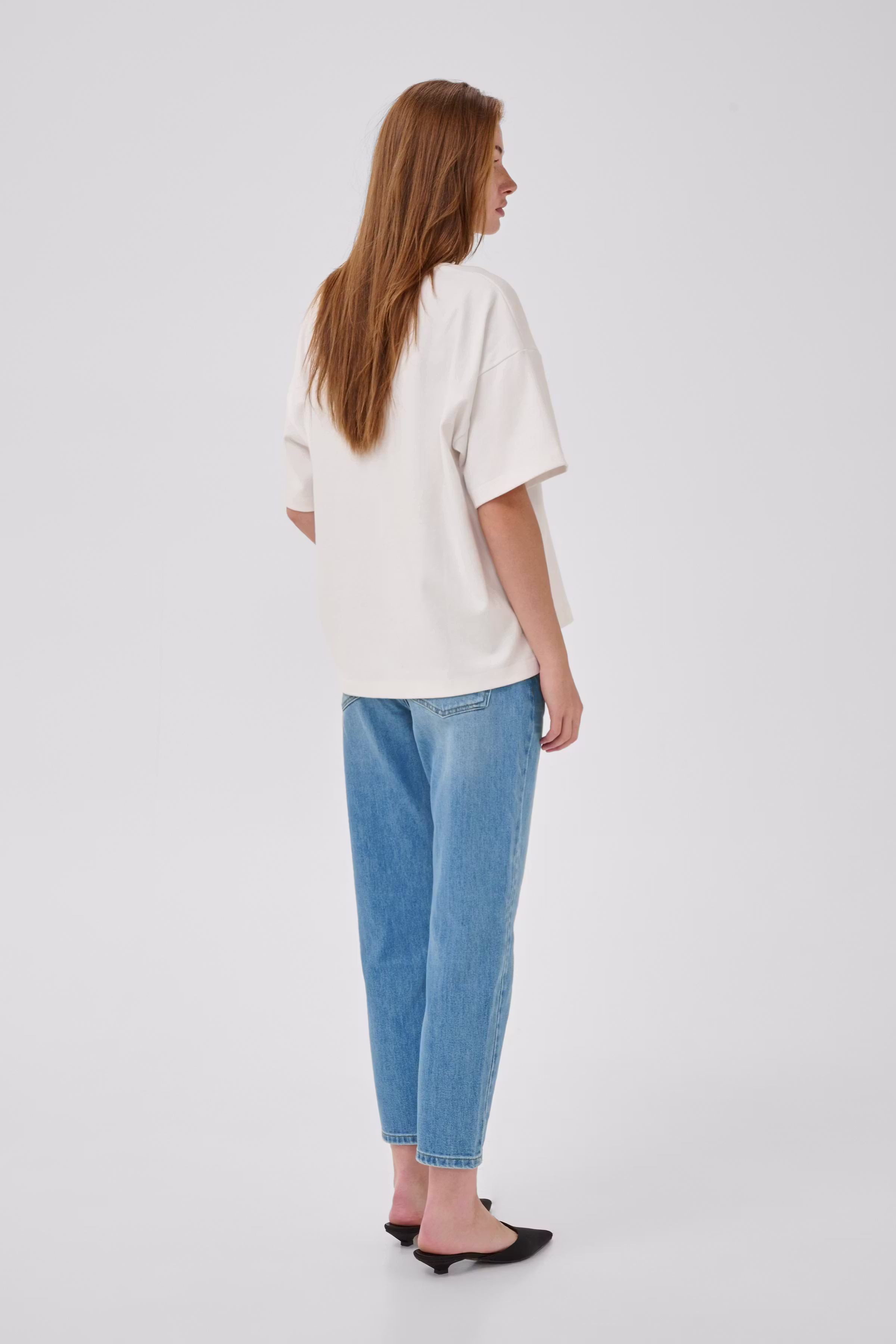 04 THE MOMMY HIGH TAPERED JEANS LOOKBOOK BACK 10704537-100047