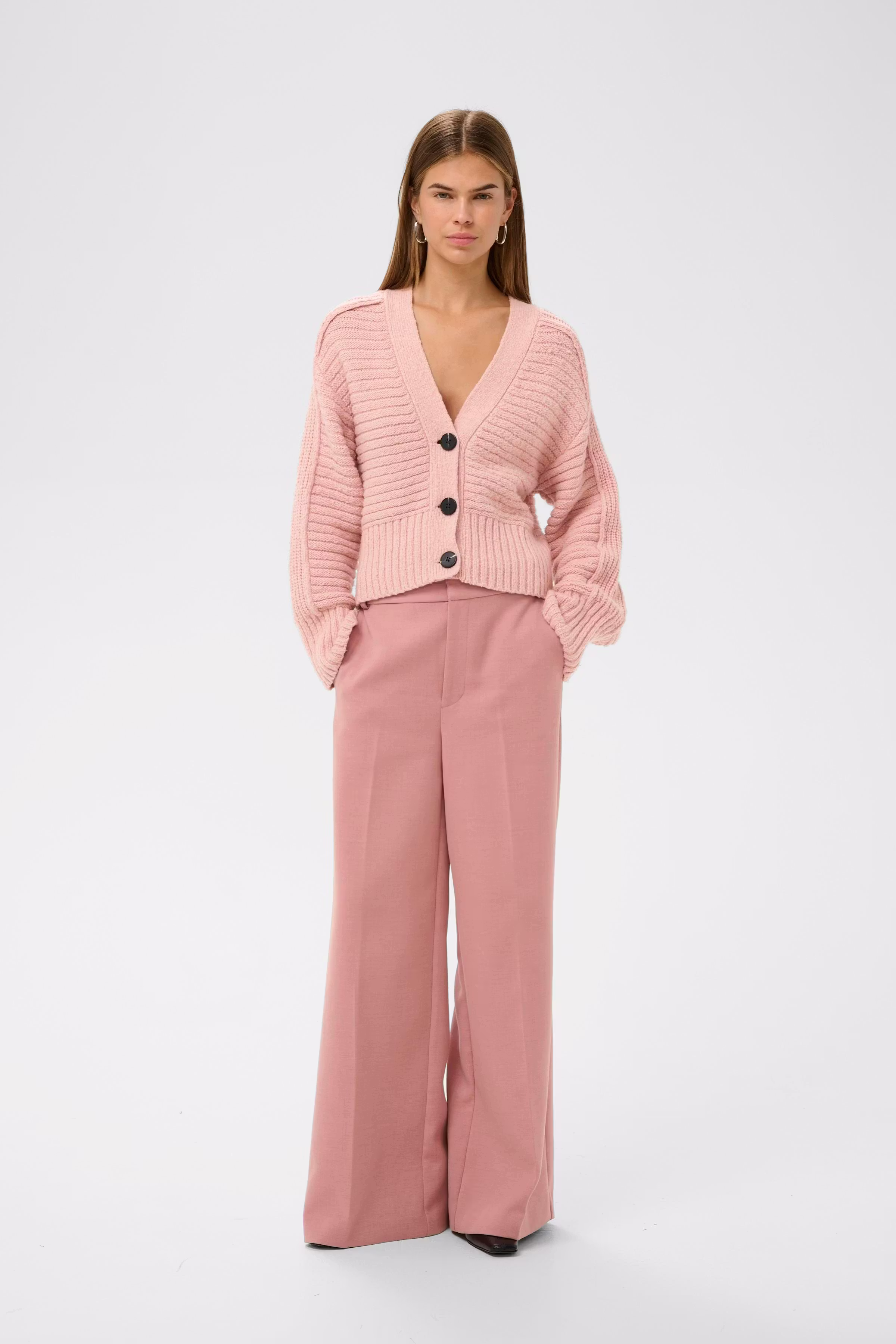 NUMAIW Cardigan LOOKBOOK FRONT 30112157-151607