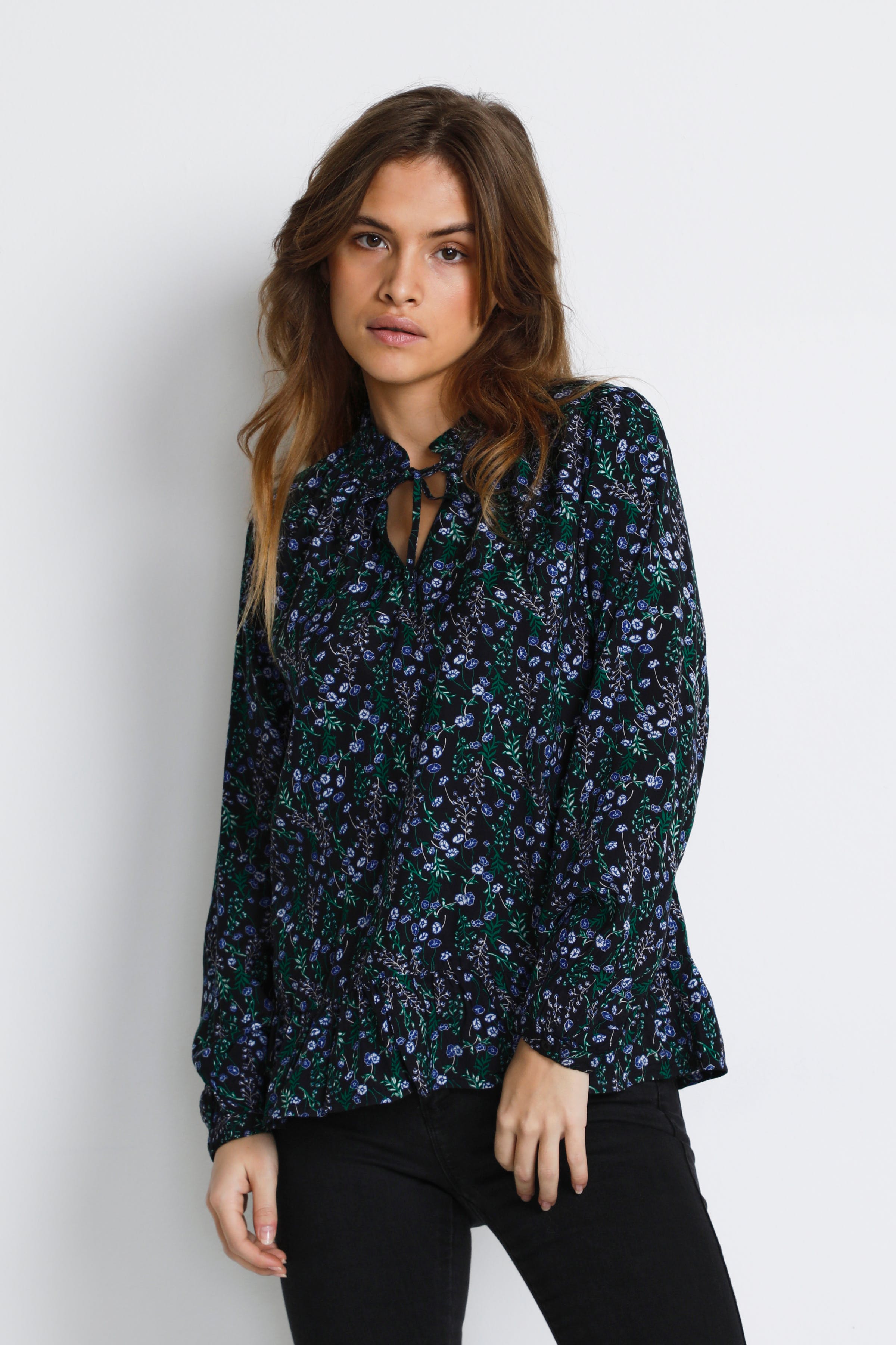 KAlynn Langermet bluse LOOKBOOK FRONT 10552017-103296