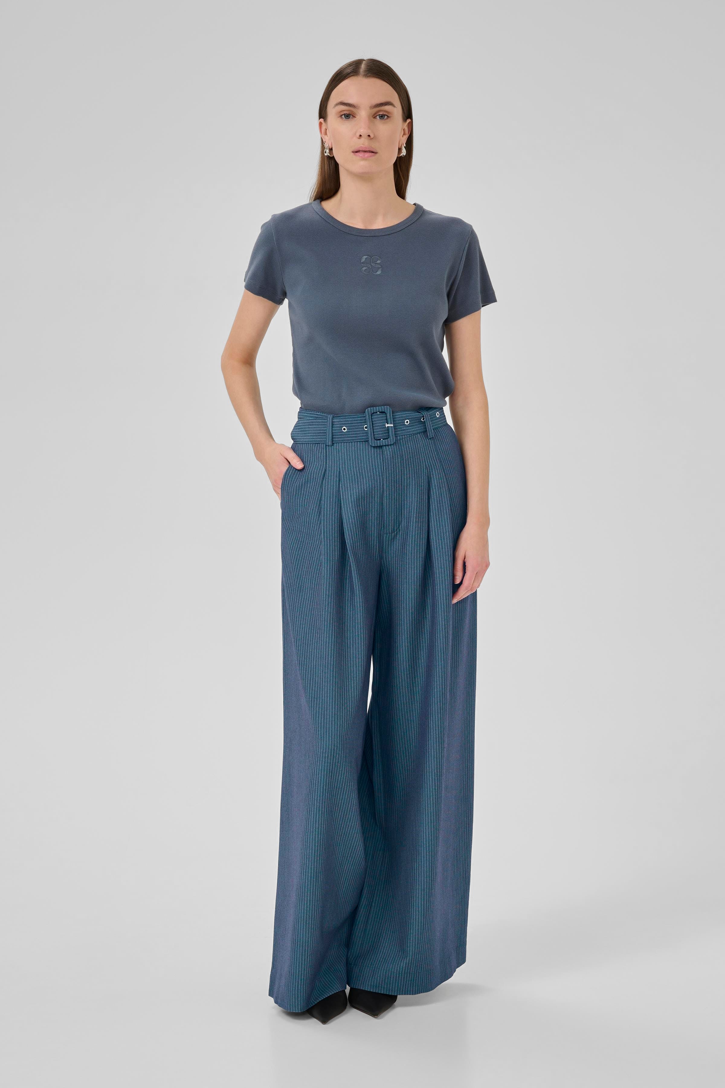 VittaMW Hose LOOKBOOK FRONT 10704999-108253