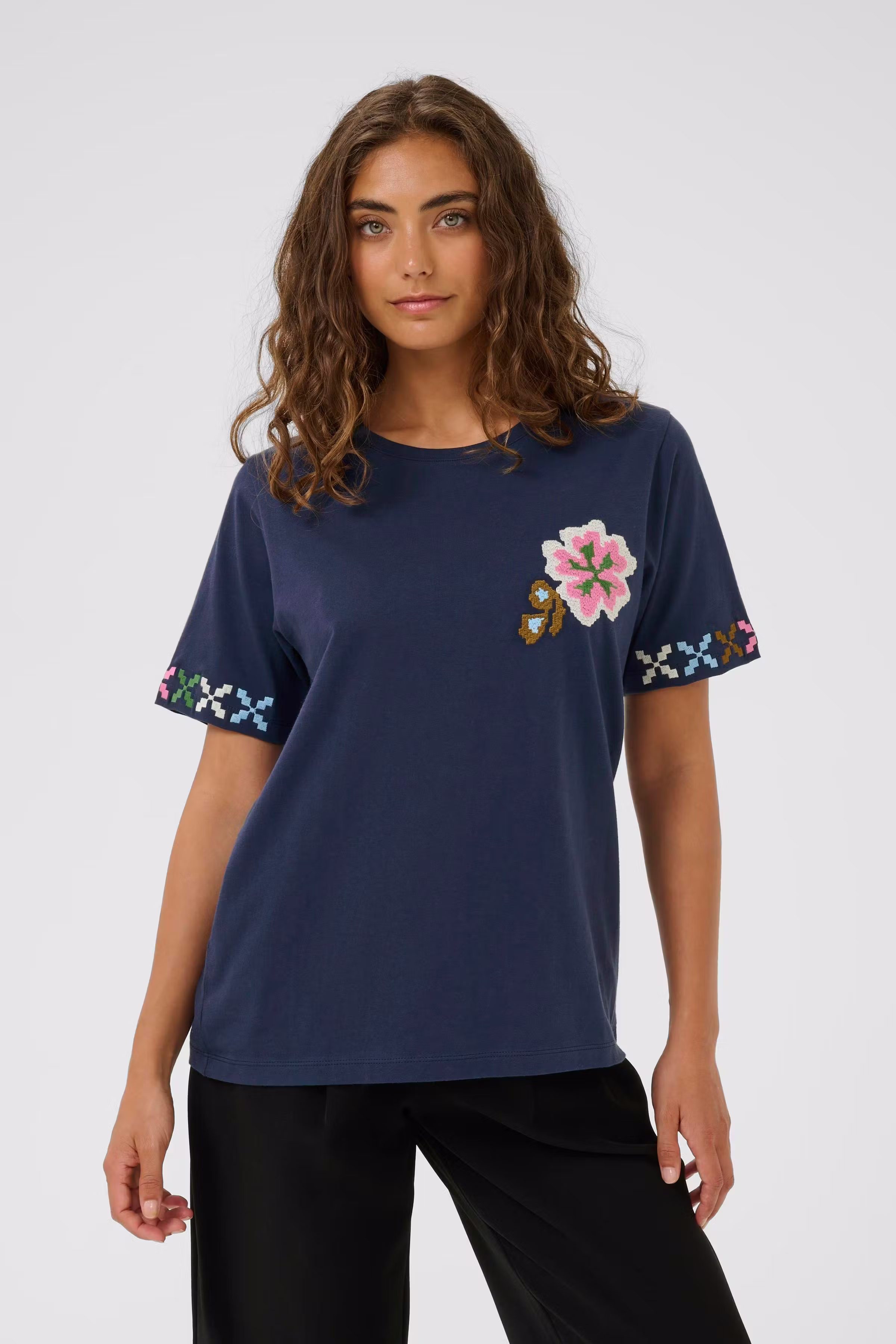 CUbama T-shirt met borduursel LOOKBOOK FRONT 50112733-194024