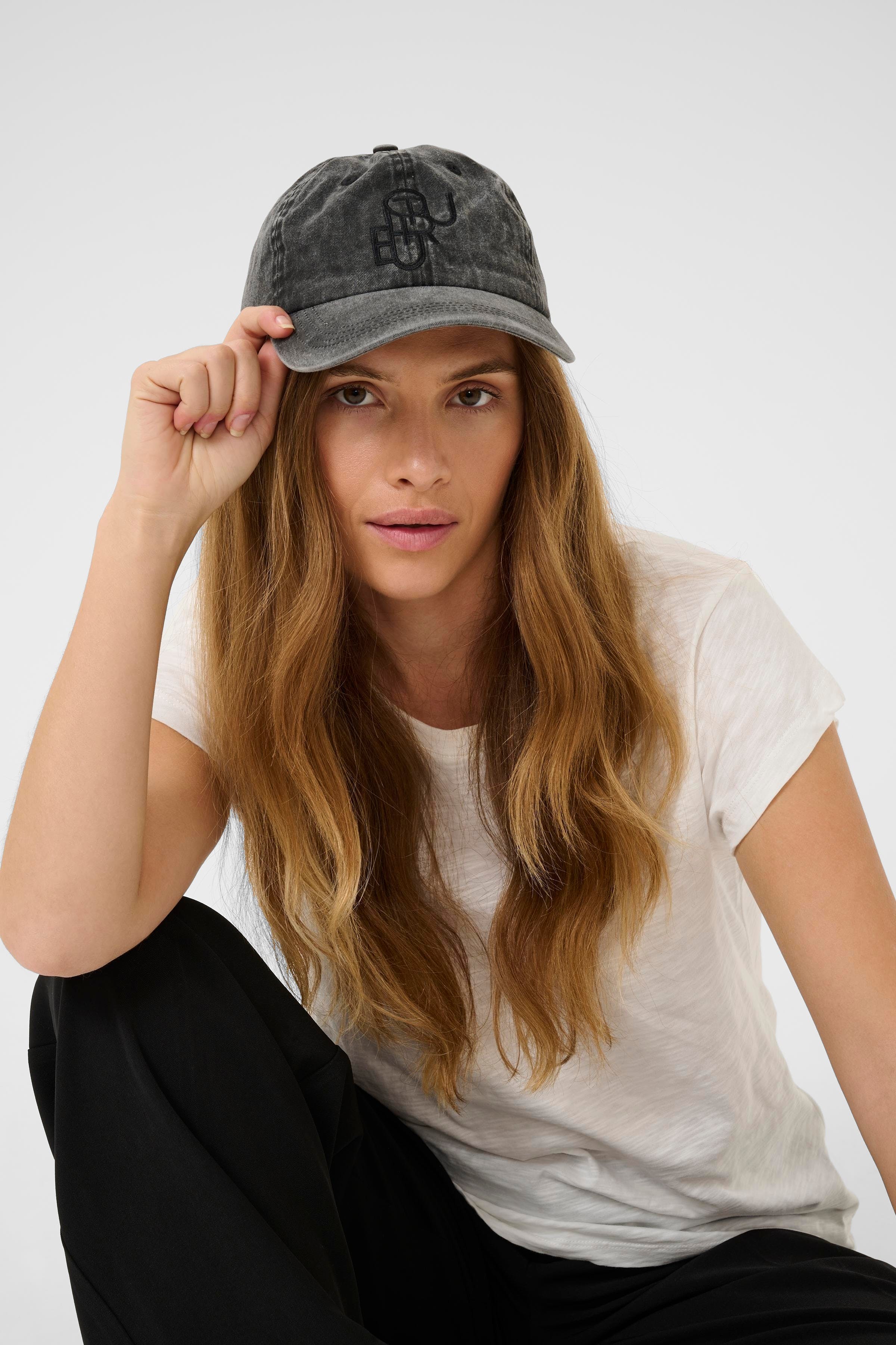 CUyessie Caps LOOKBOOK DETAIL 50112837-500012