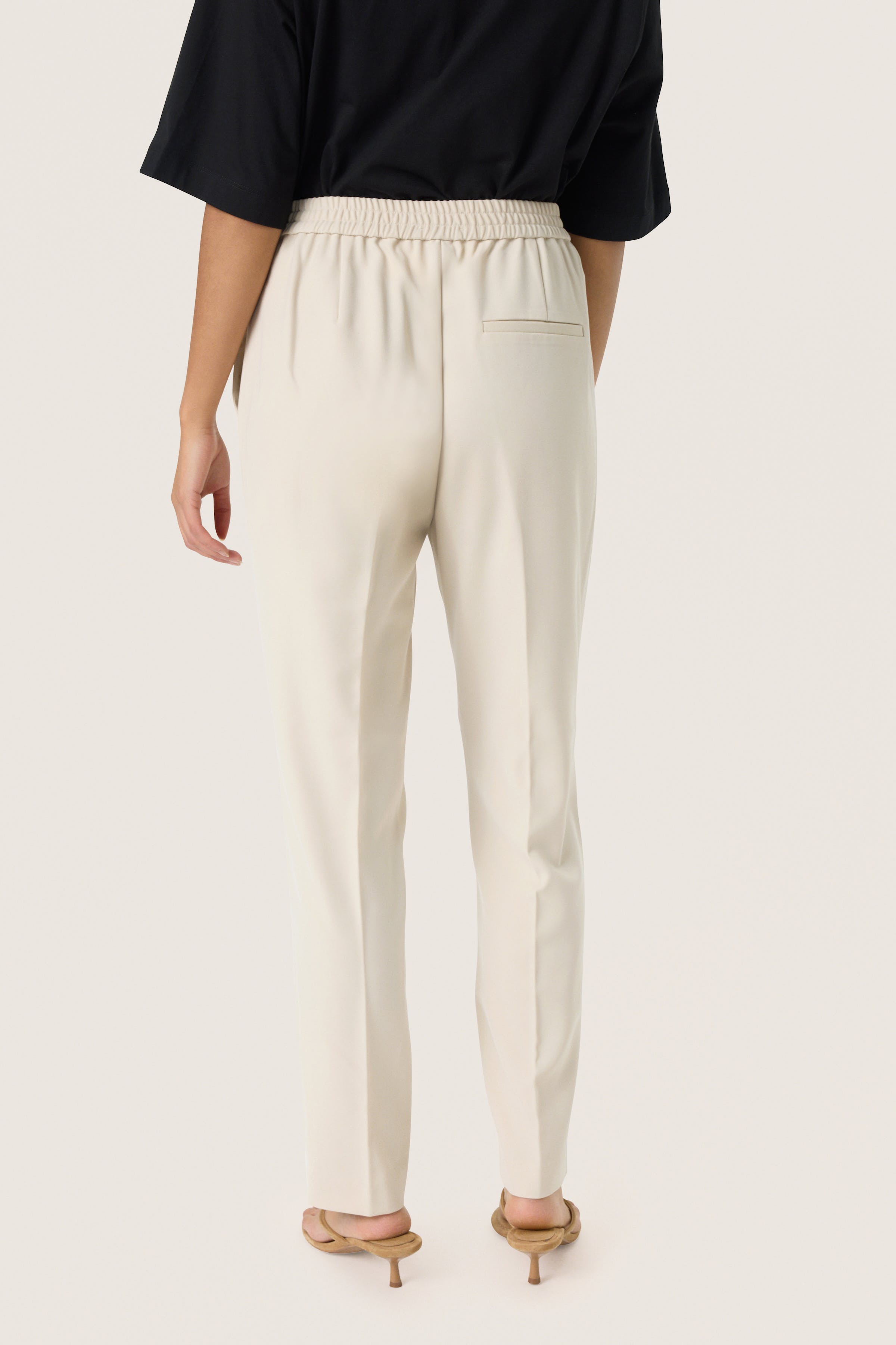 SLCewtona Byxor LOOKBOOK BACK 30408329-130401