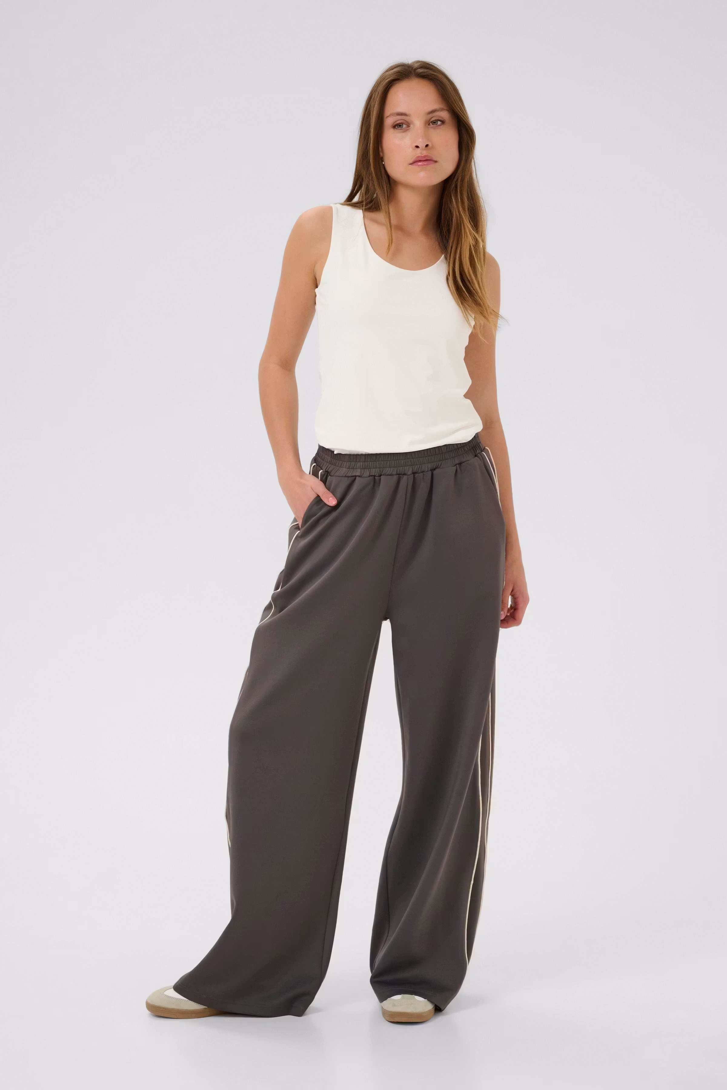 KAarina Top LOOKBOOK FRONT 10510692-110602