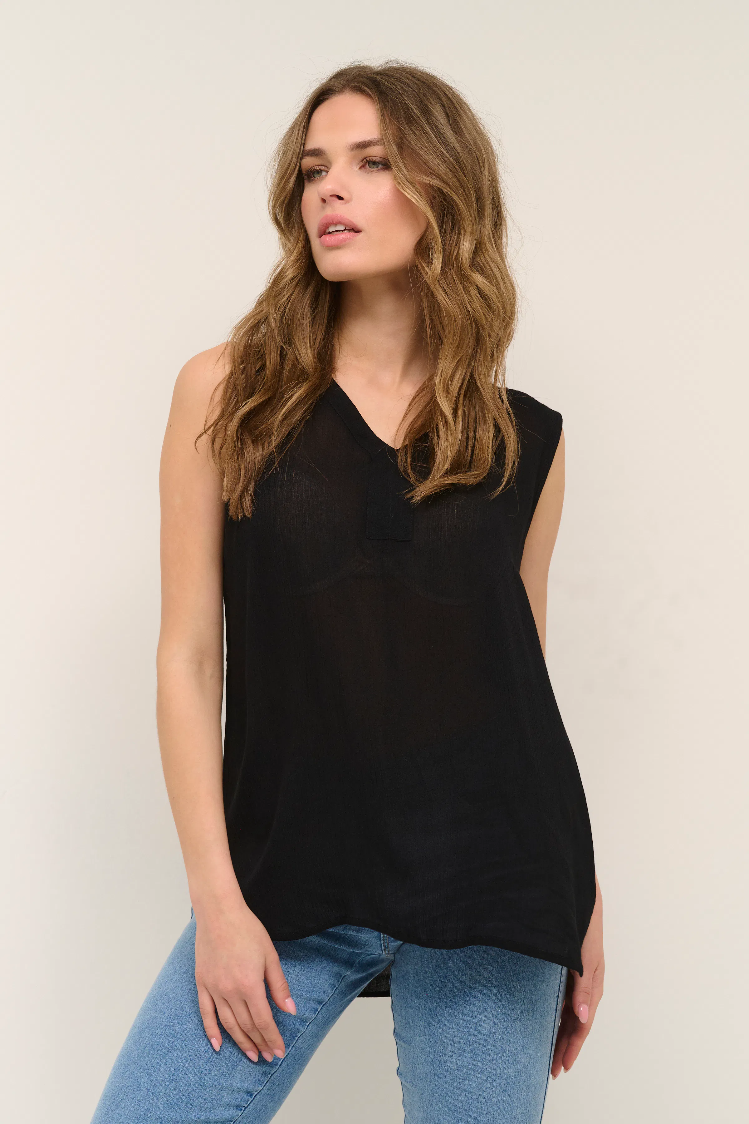 Amber Blouse LOOKBOOK FRONT 501035-50600