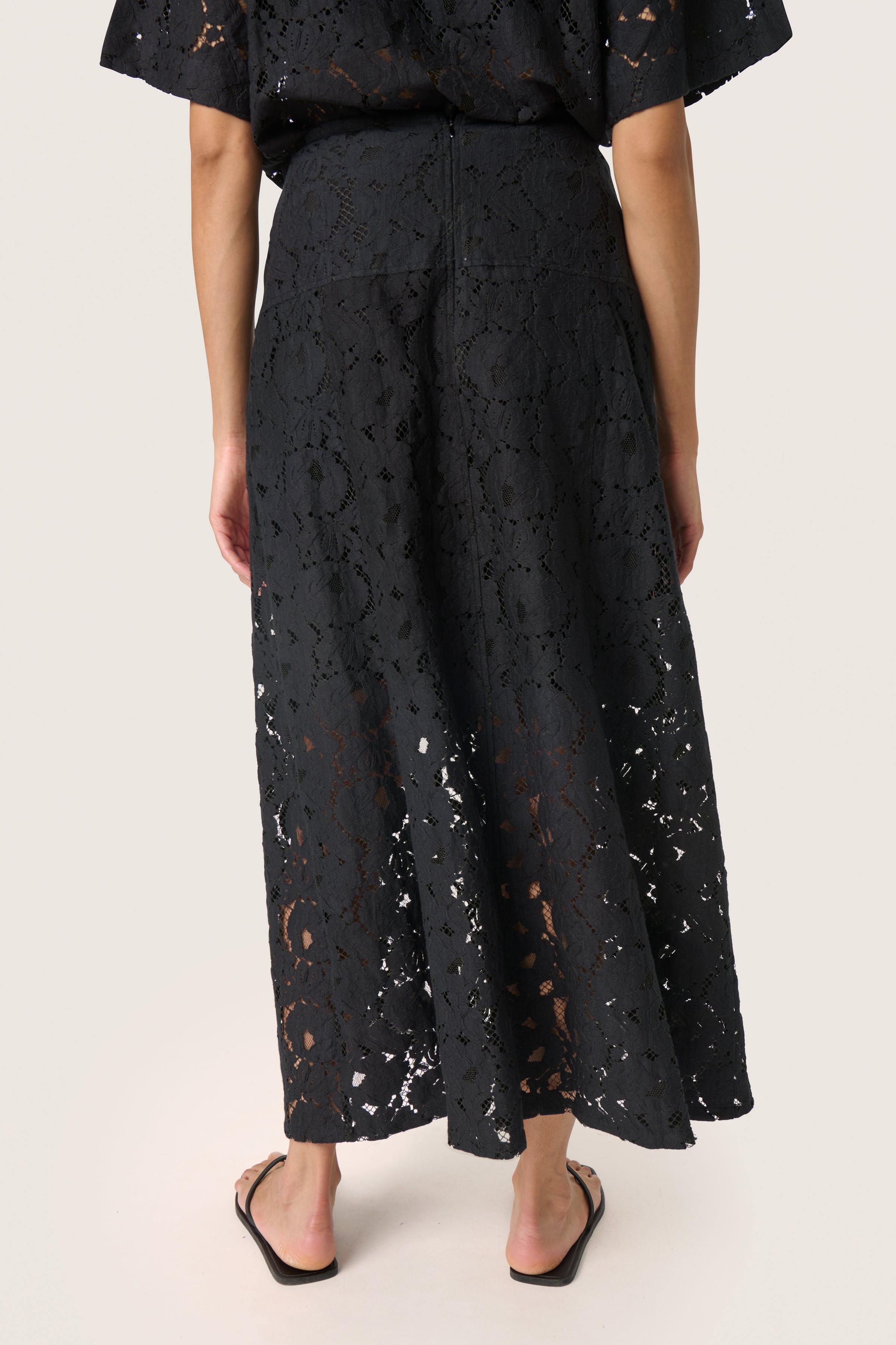 SLTaya Skirt LOOKBOOK BACK 30408628-194008