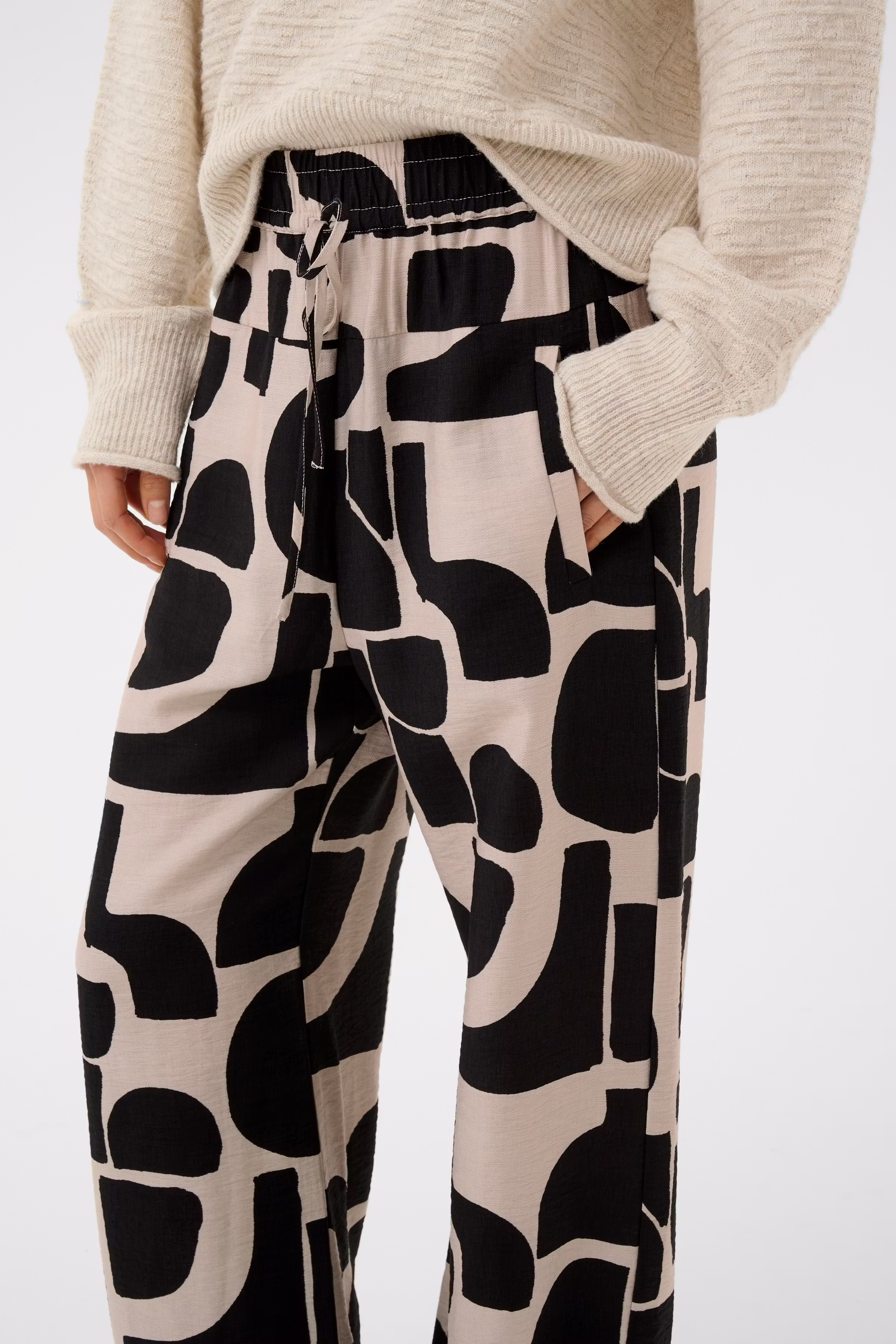 LYNNIW Trousers LOOKBOOK DETAIL 30112764-900008093