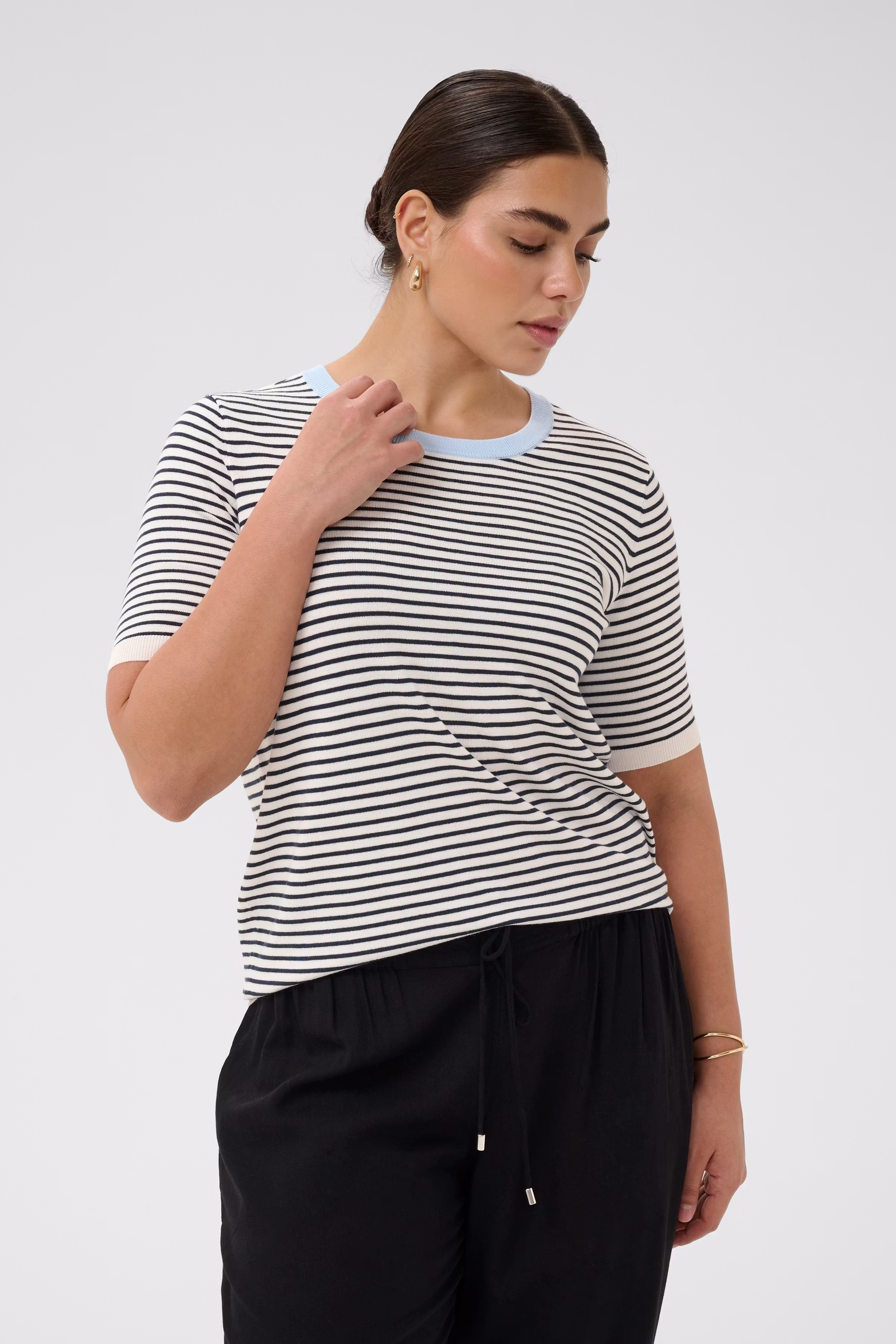 KClizzy Pullover LOOKBOOK FRONT 10584211-109521