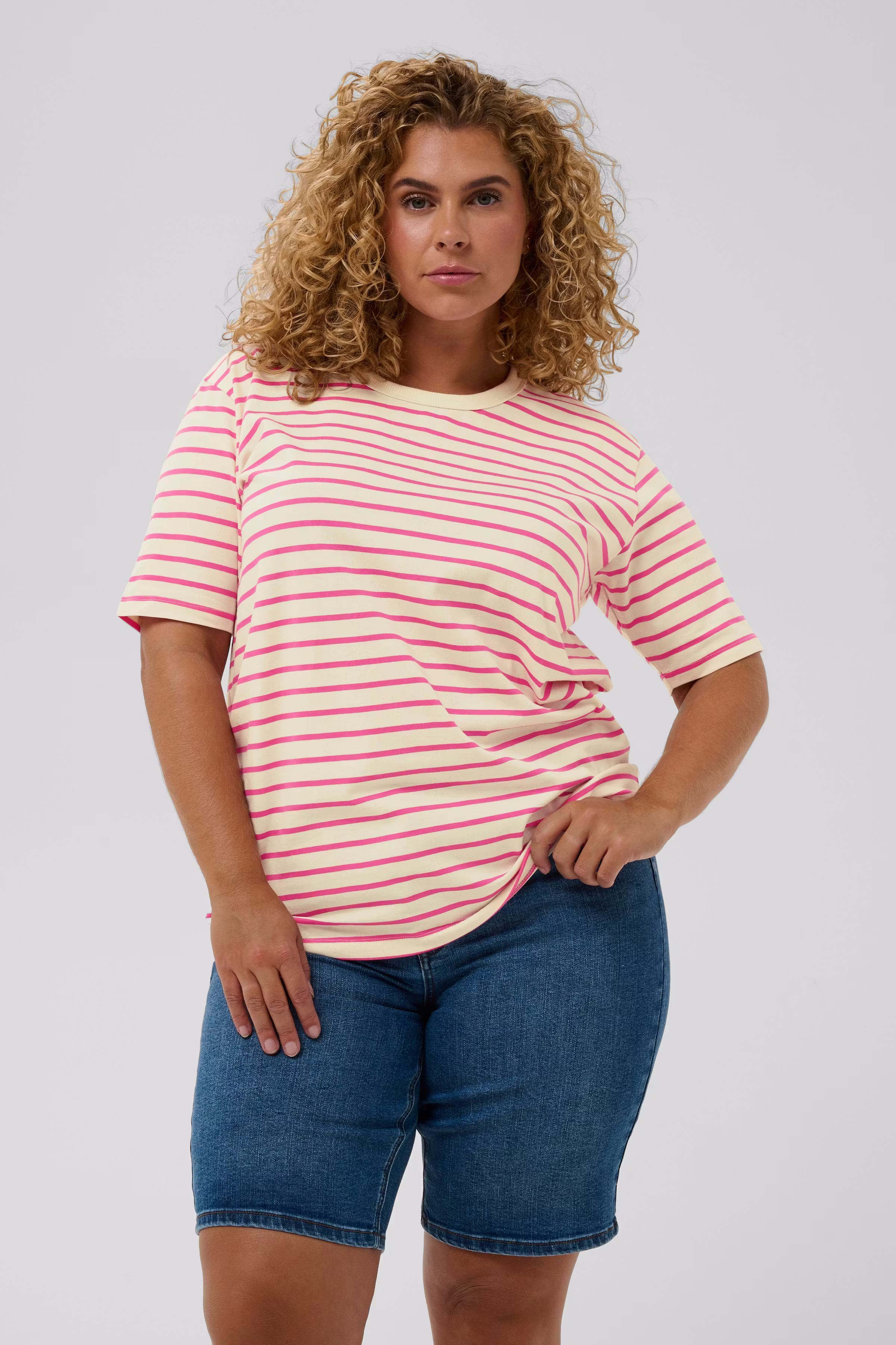 KCWinni T-shirt LOOKBOOK FRONT 10582376-109453