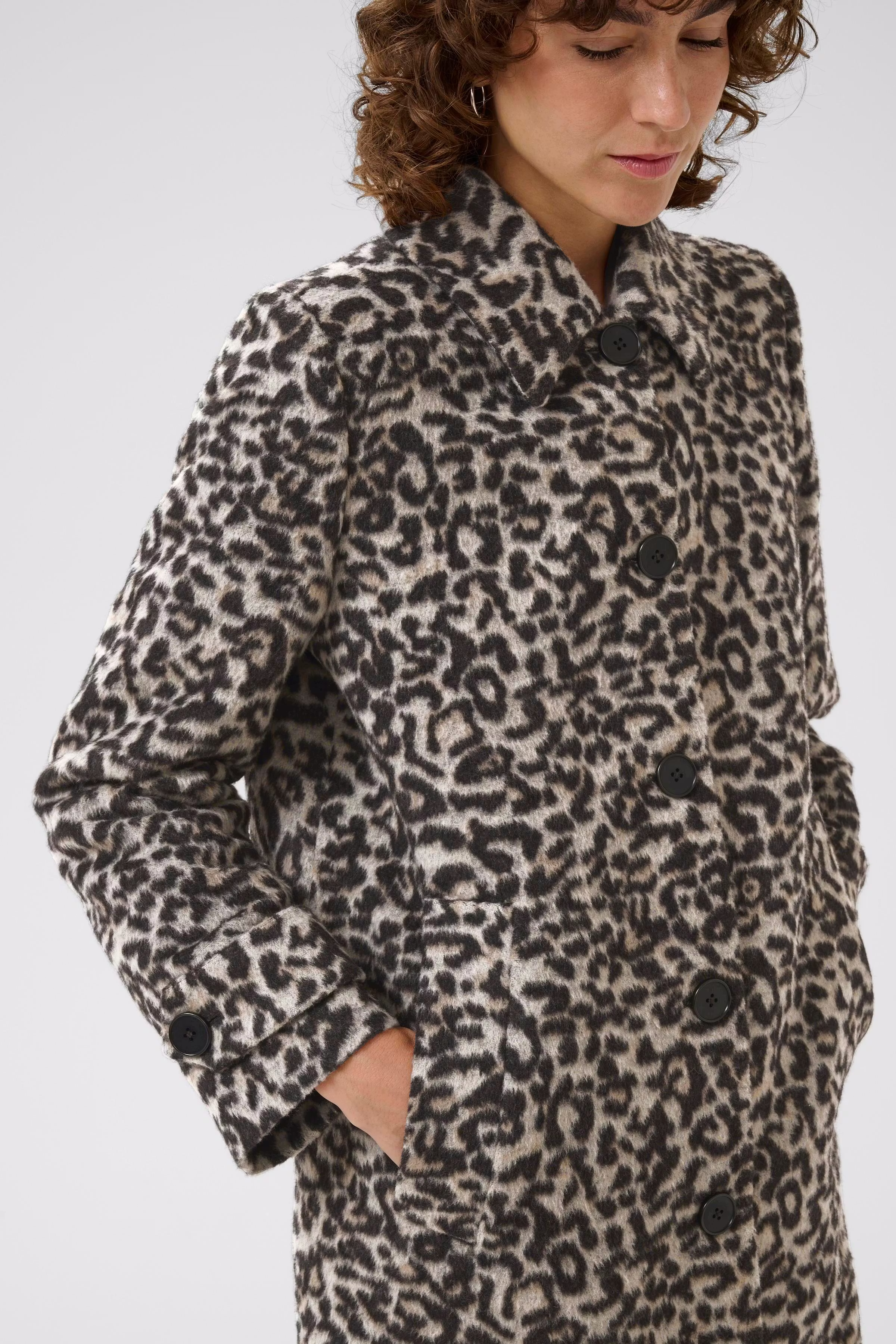 SuzyPW Mantel LOOKBOOK DETAIL 30309747-303859