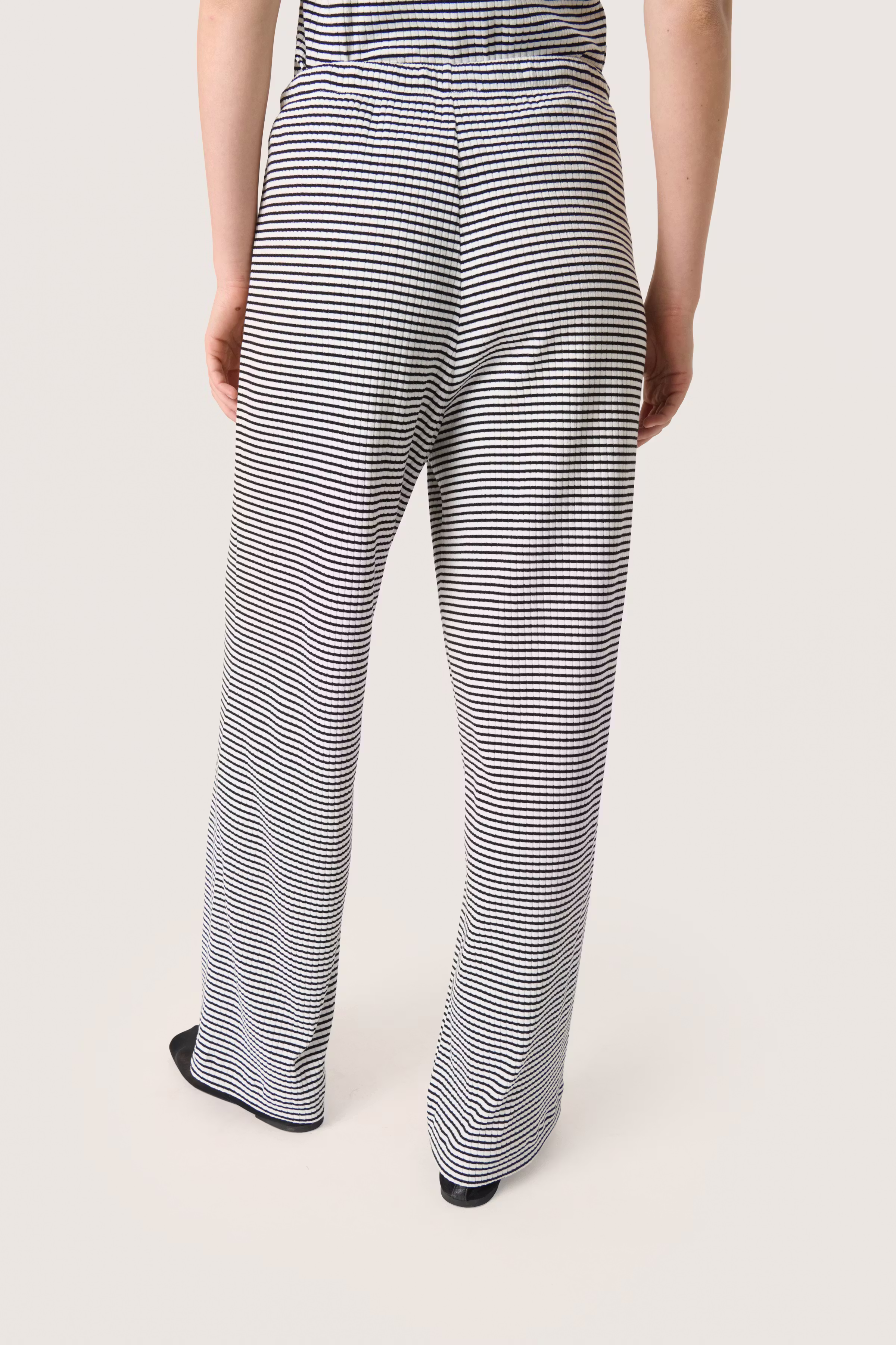 SLCalva Hose LOOKBOOK BACK 30408142-303564