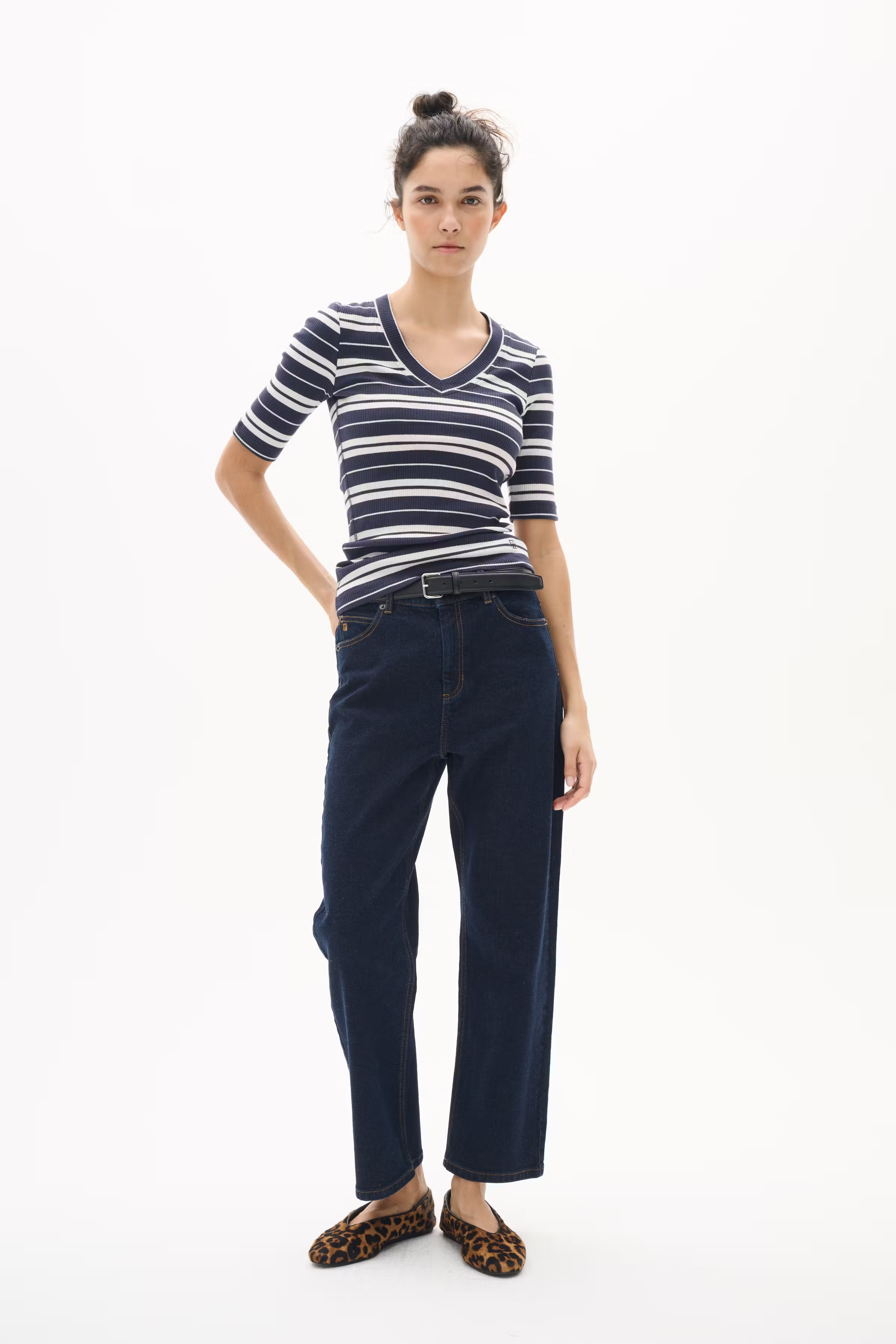 DagnaIW Striped V T-shirt LOOKBOOK FRONT 30107270-303827