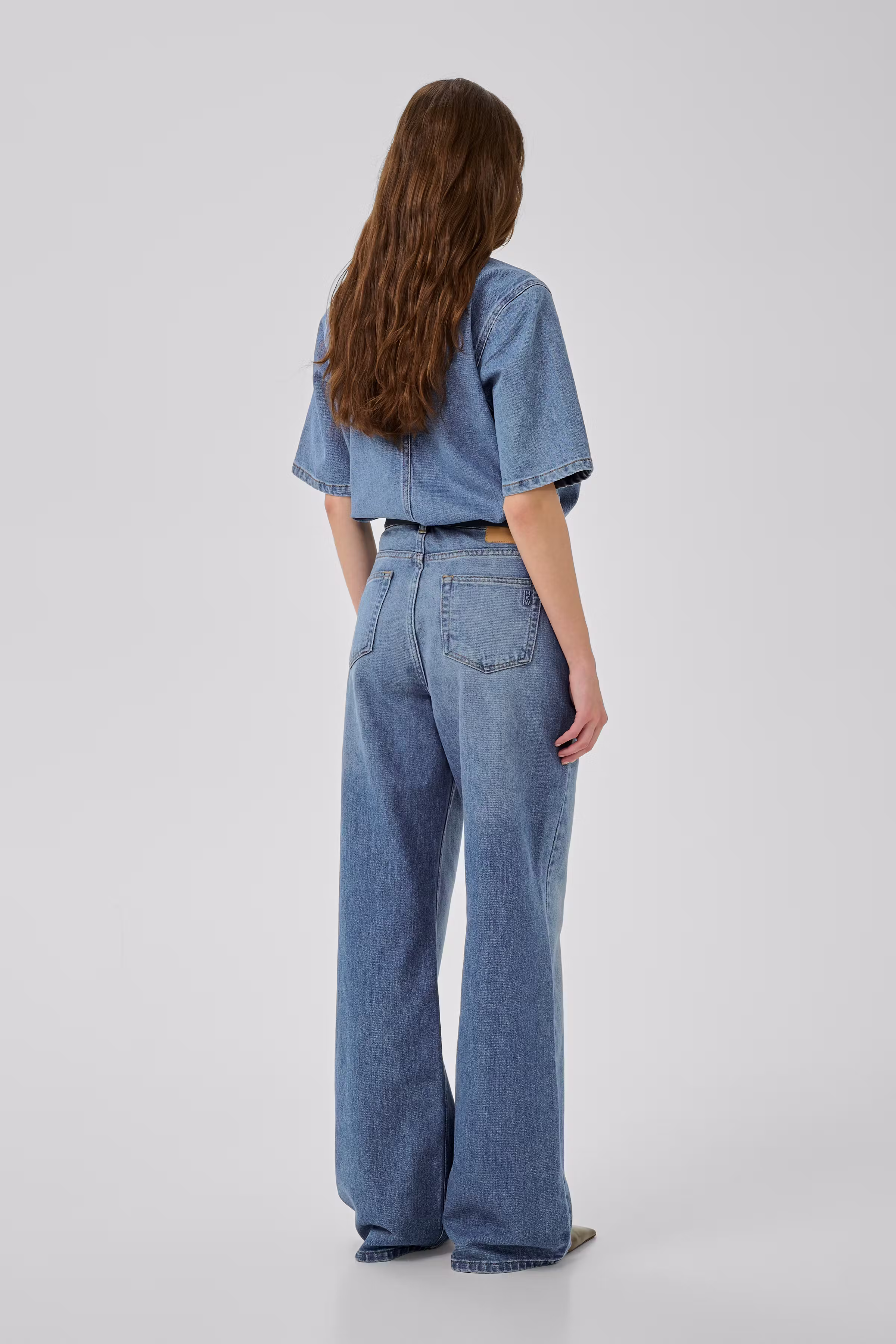 05 THE LOUIS HIGH WIDE JEANS LOOKBOOK BACK 10704222-100053