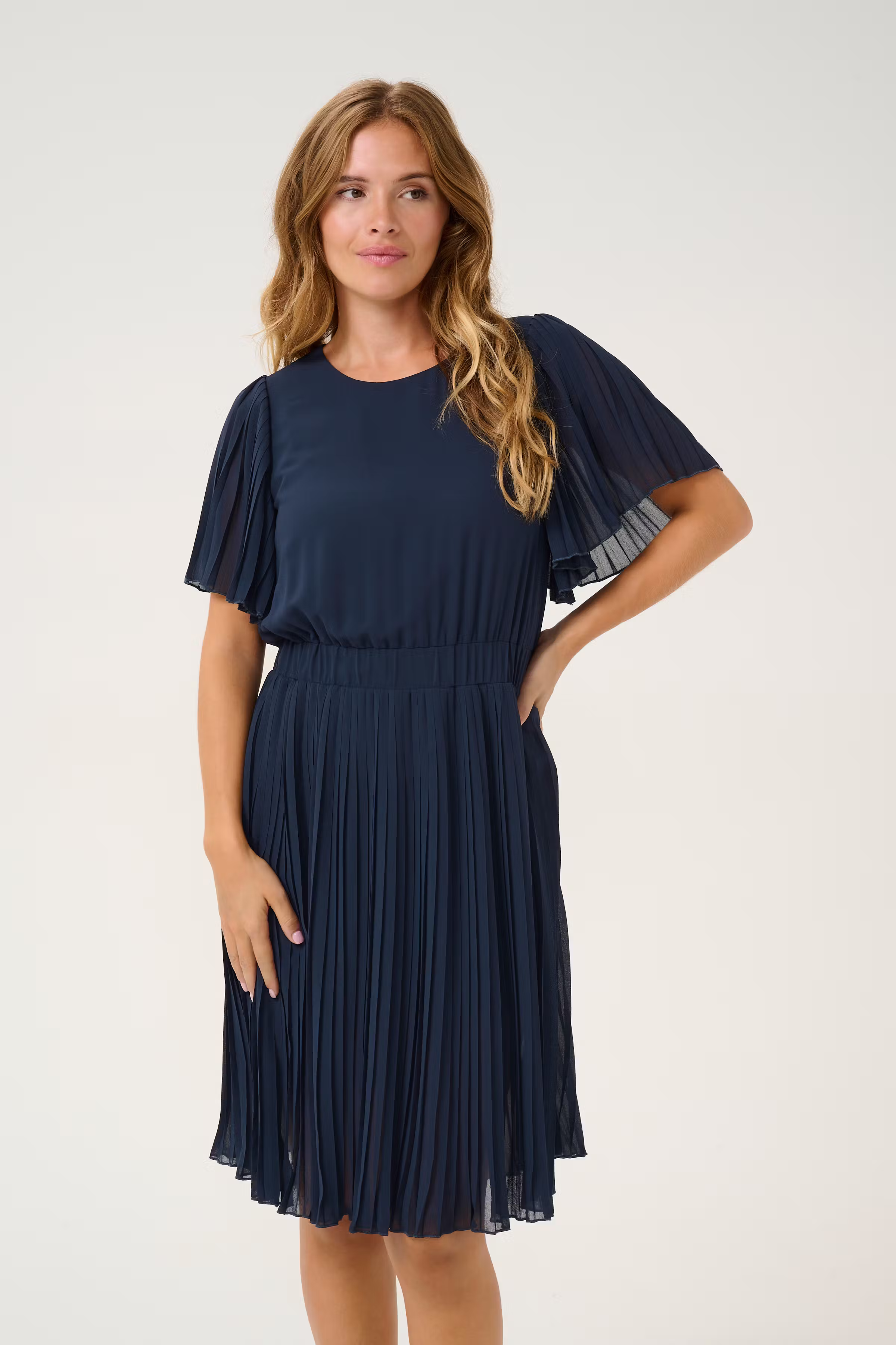 CUlinna Plisseret kjole LOOKBOOK FRONT 50111751-194011