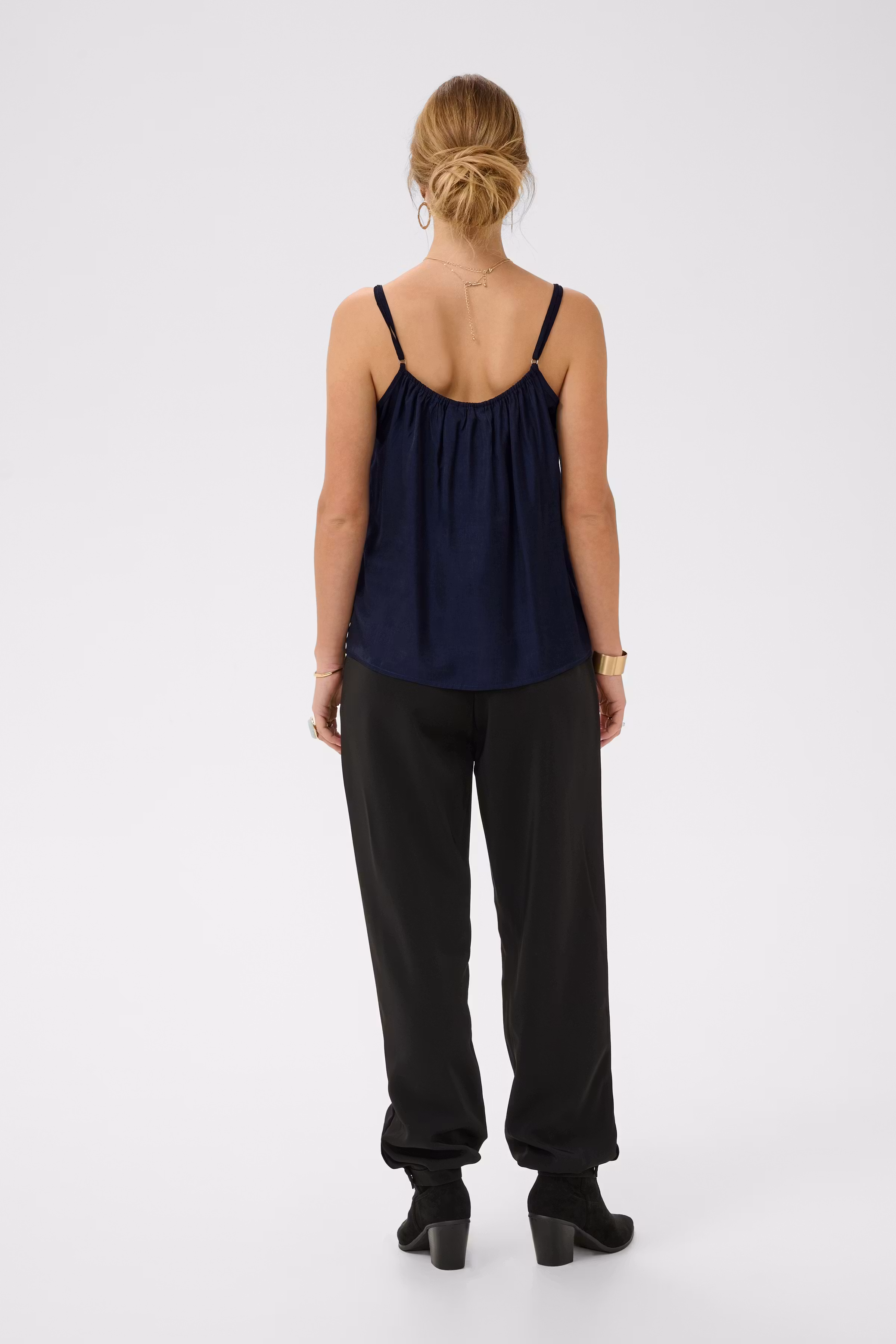 CRAnna Top LOOKBOOK BACK 10611224-193922