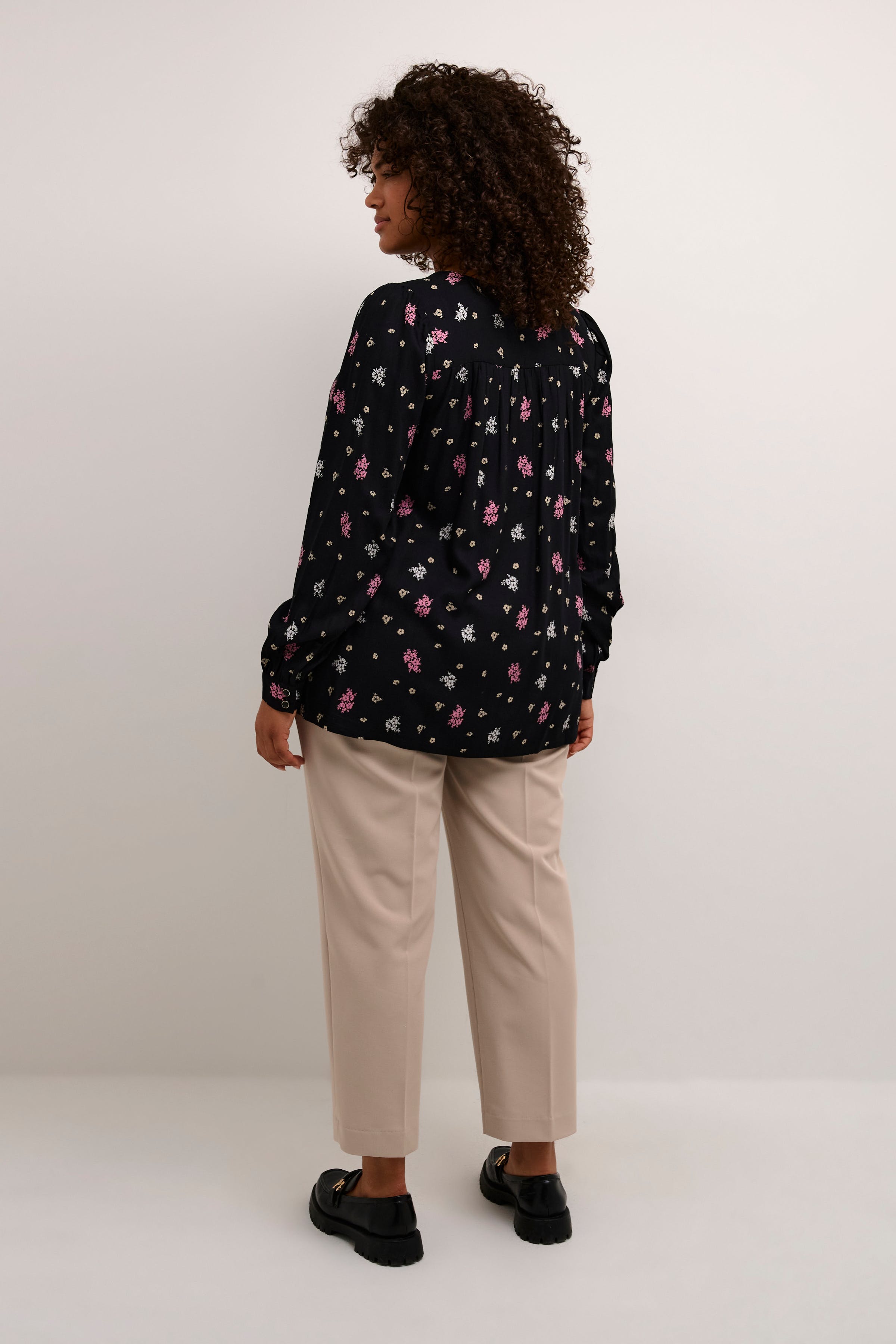 KCdalia Blouse LOOKBOOK BACK 10581976-105282