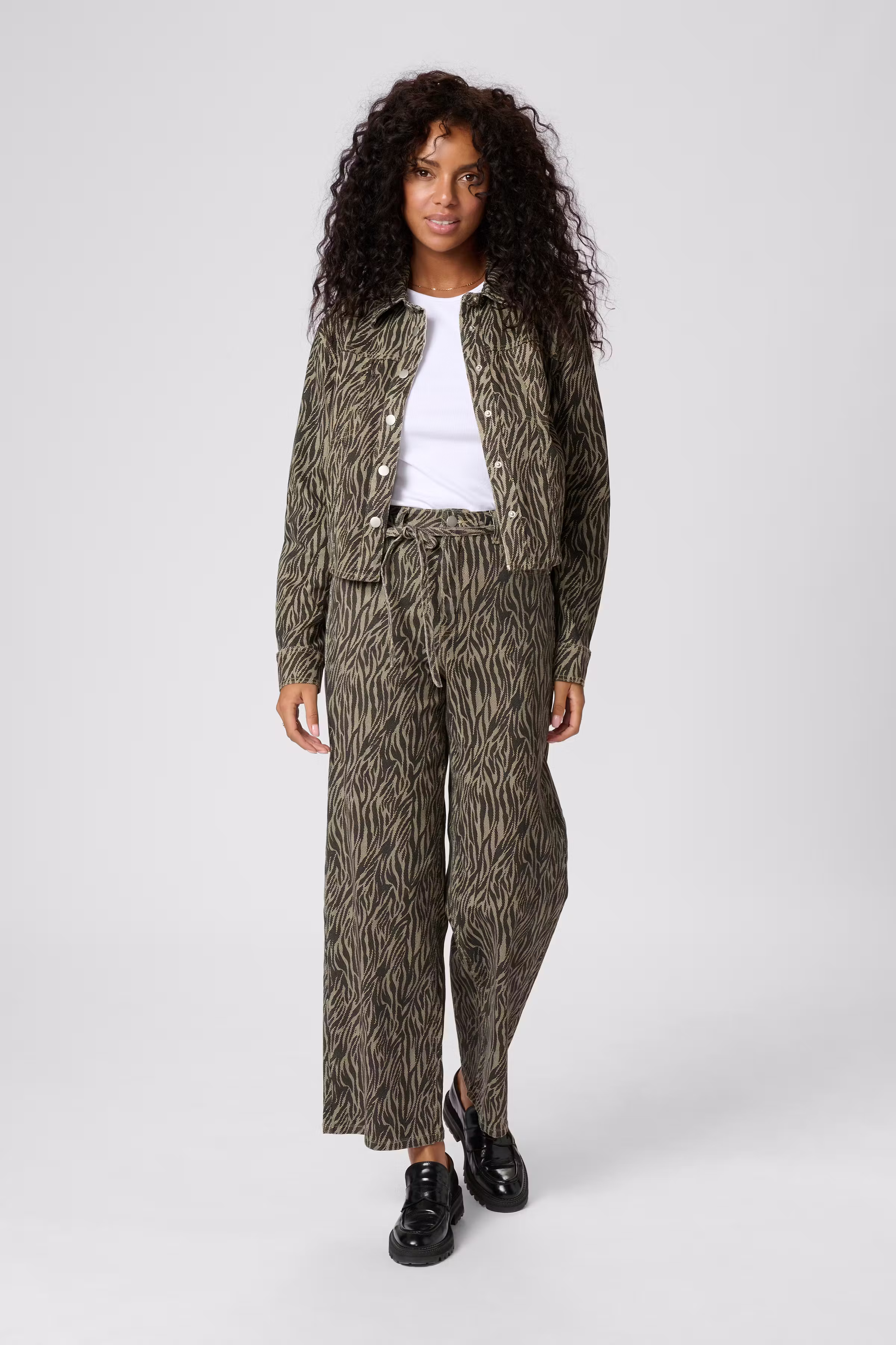 KAleondra Jeans LOOKBOOK FRONT 10510139-107719