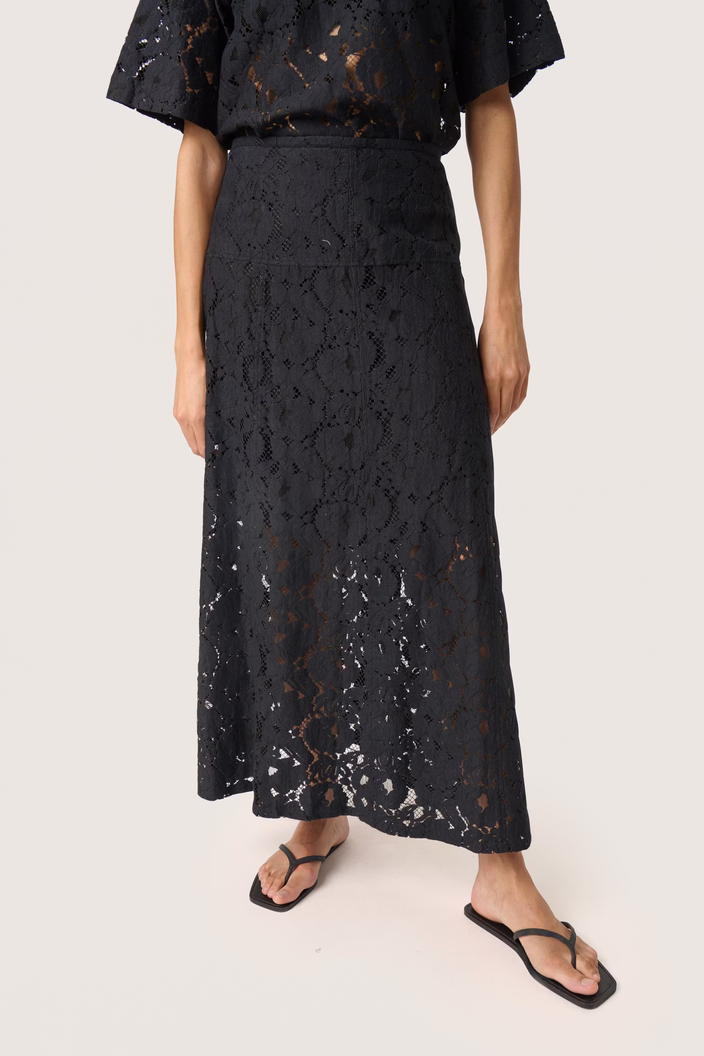 SLTaya Skirt LOOKBOOK FRONT 30408628-194008