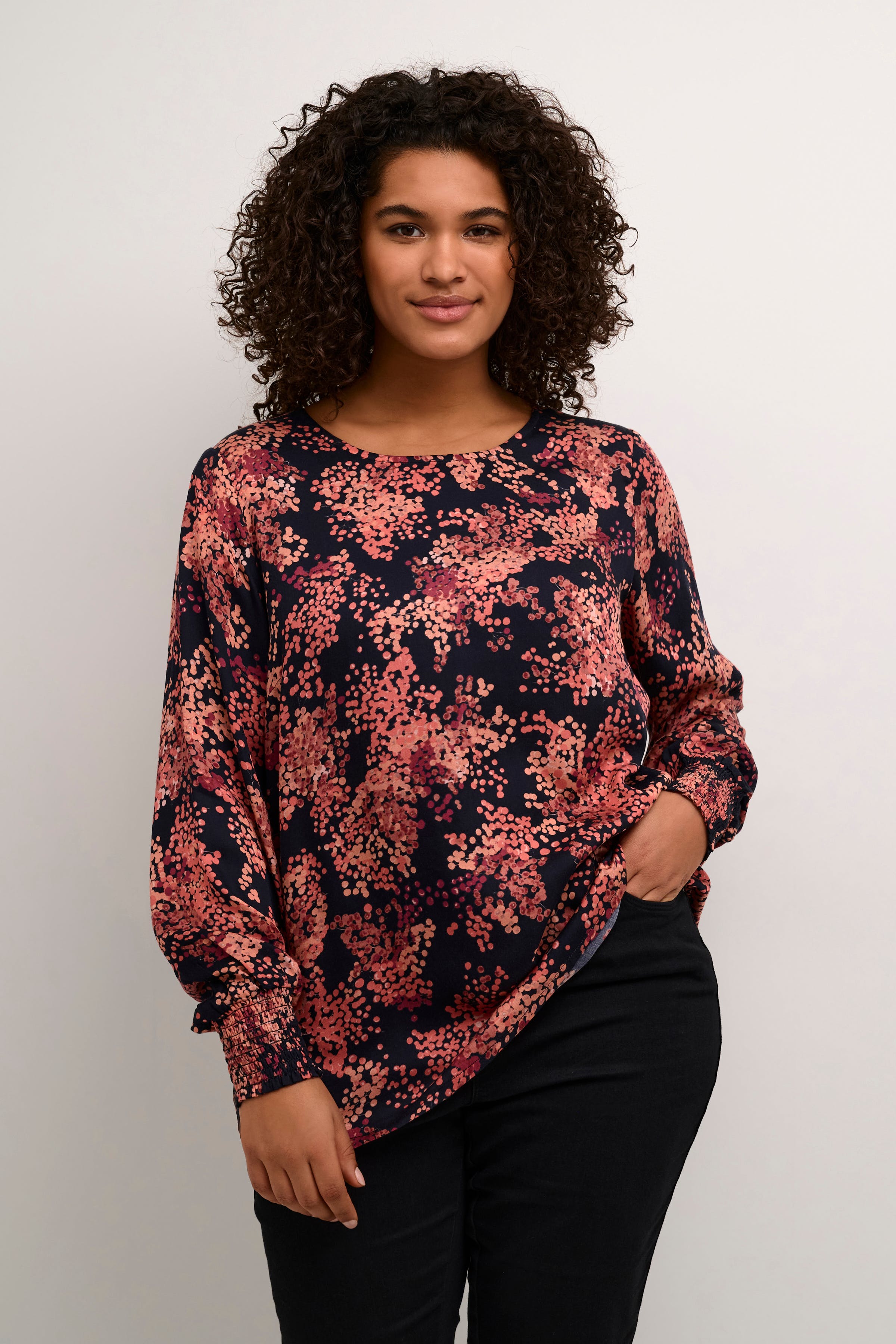 KCjeanetta Blouse LOOKBOOK FRONT 10582625-103570