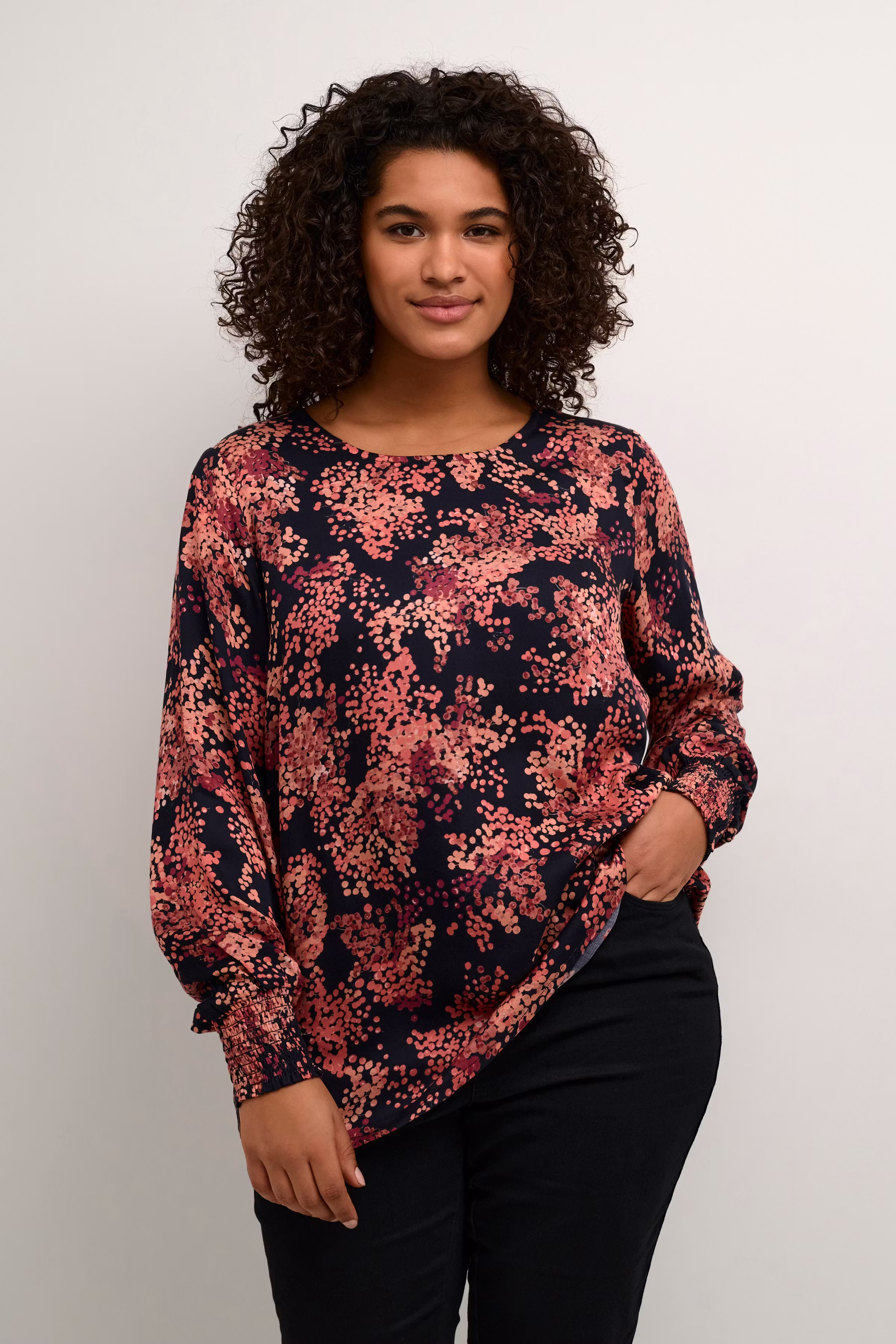 KCjeanetta Bluse LOOKBOOK FRONT 10582625-103570