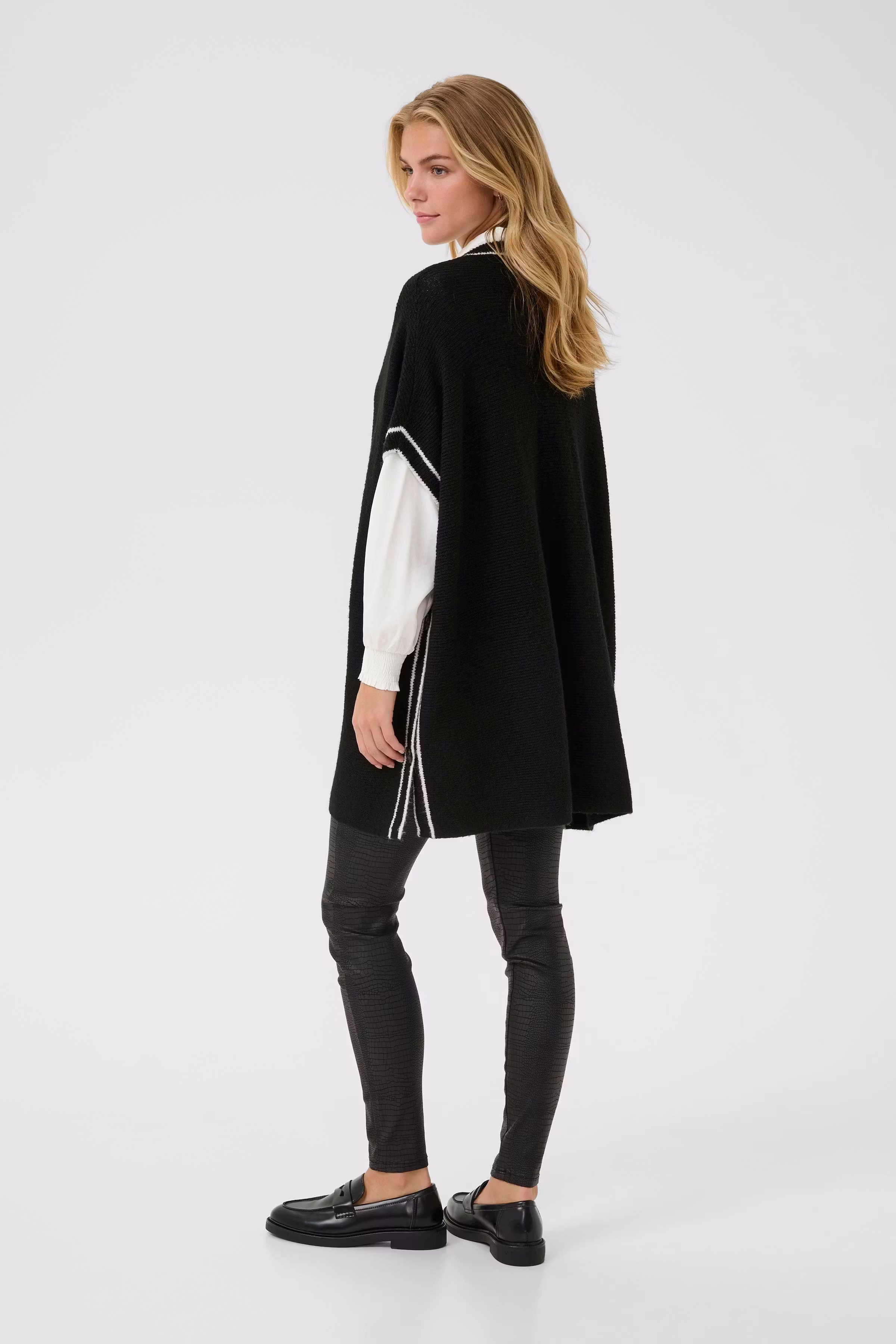 CRRams Poncho LOOKBOOK BACK 10614259-100120