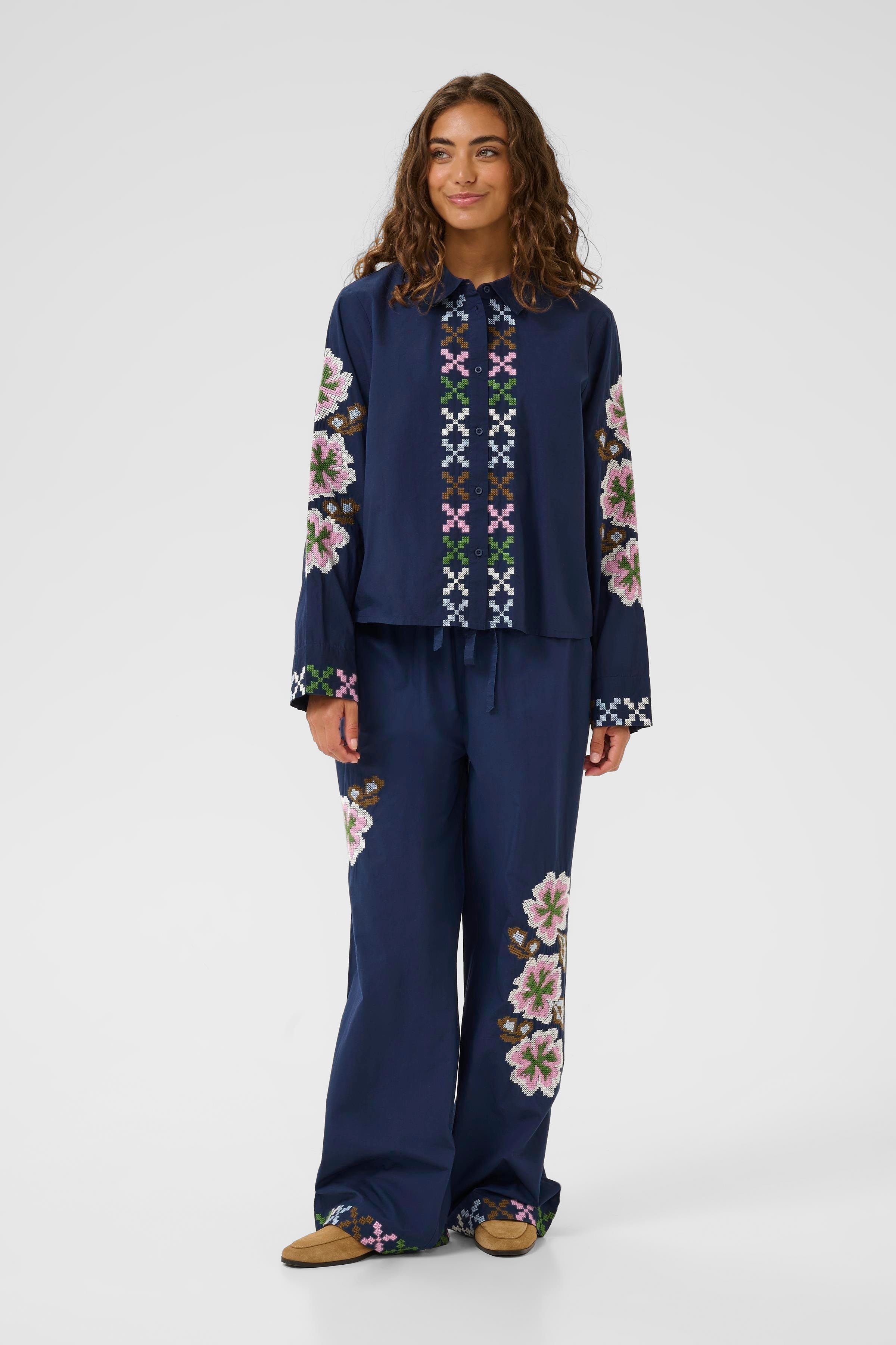 CUbreezy Skjorte med broderi LOOKBOOK FRONT 50112708-194024