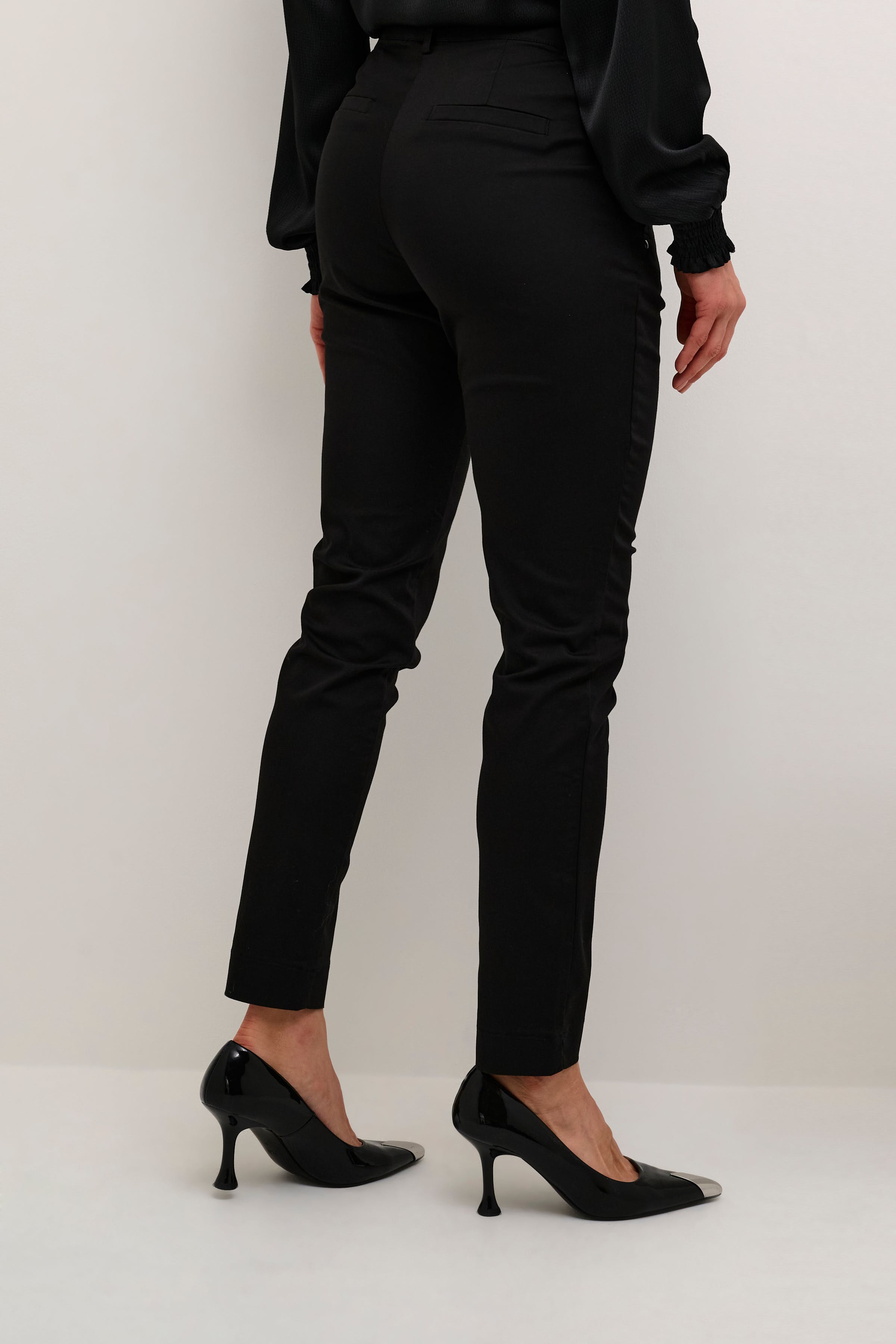 KAlea Trousers LOOKBOOK FRONT 10508120-100121
