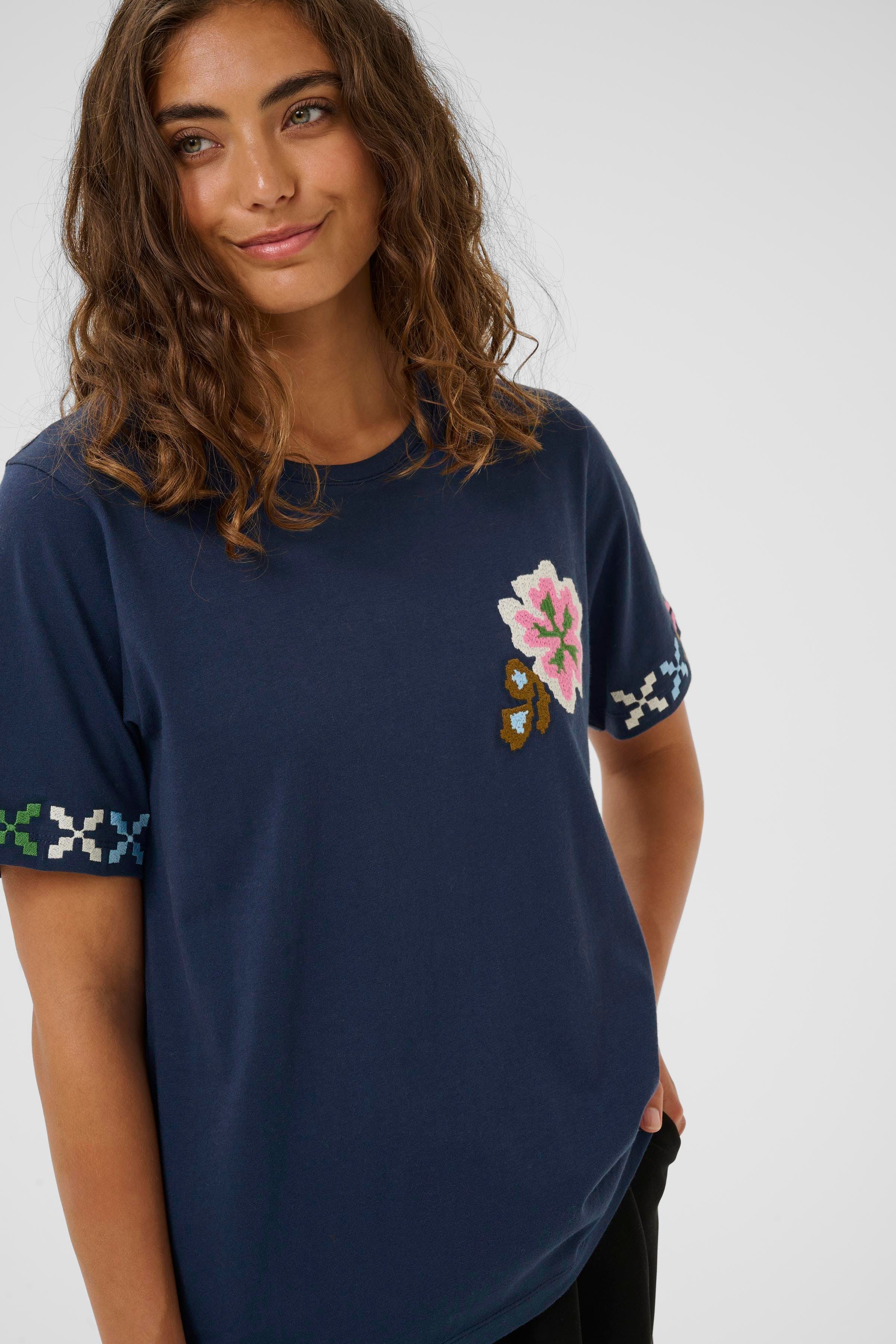 CUbama T-shirt med broderi LOOKBOOK DETAIL 50112733-194024