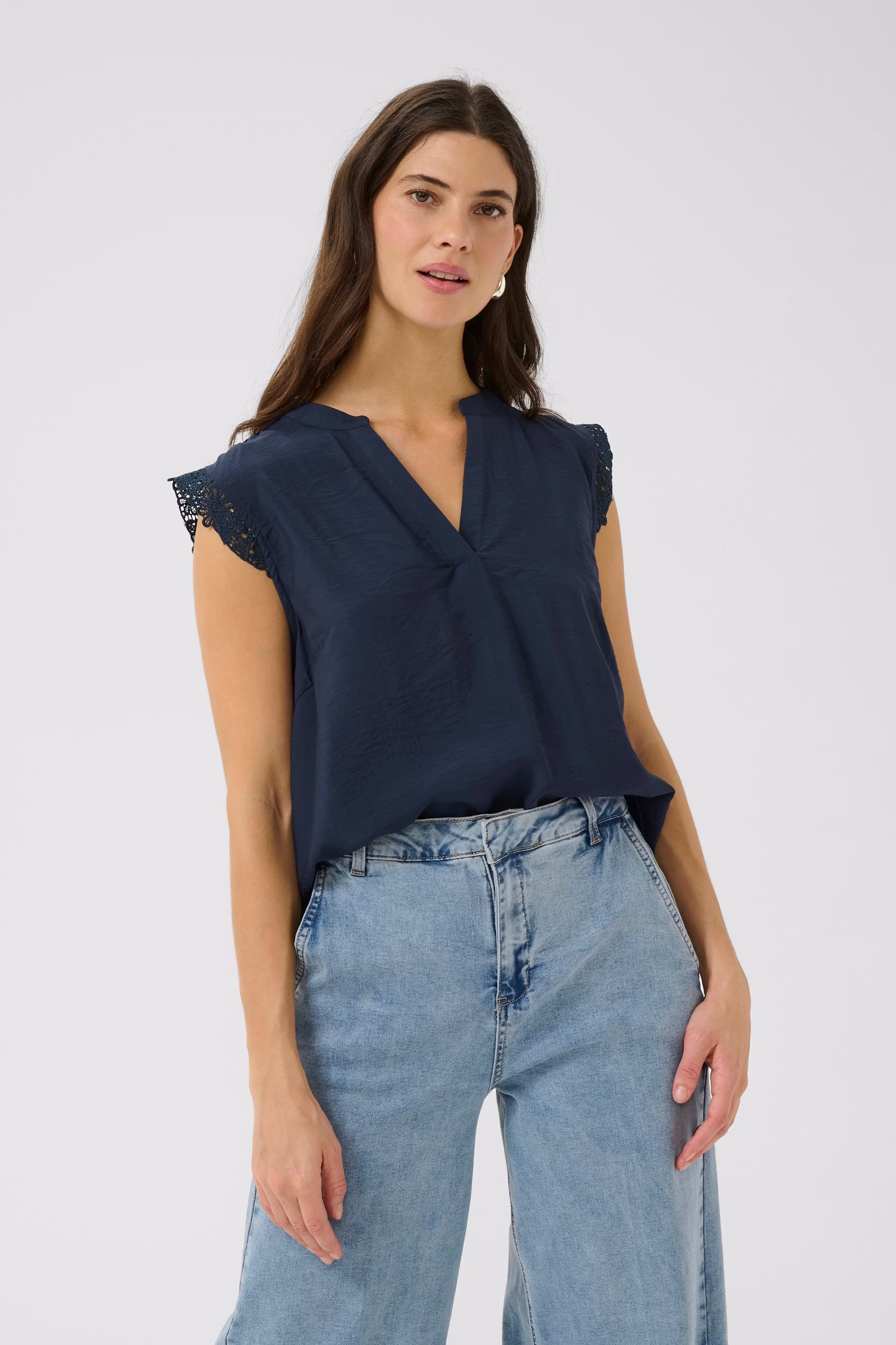 CRFrammy Blouse LOOKBOOK FRONT 10613954-193923