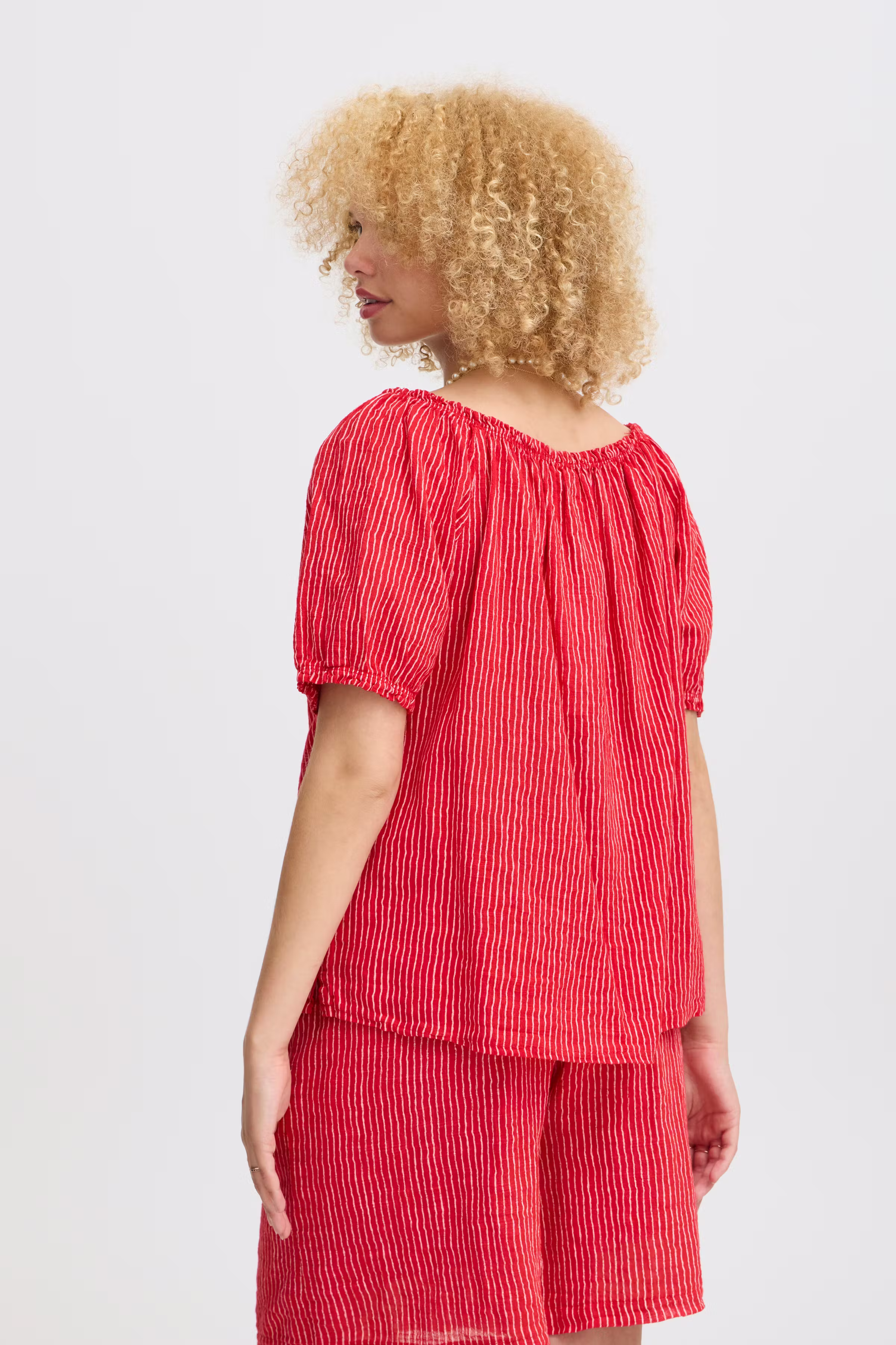 Kortermet bluse LOOKBOOK BACK 22100609-191663