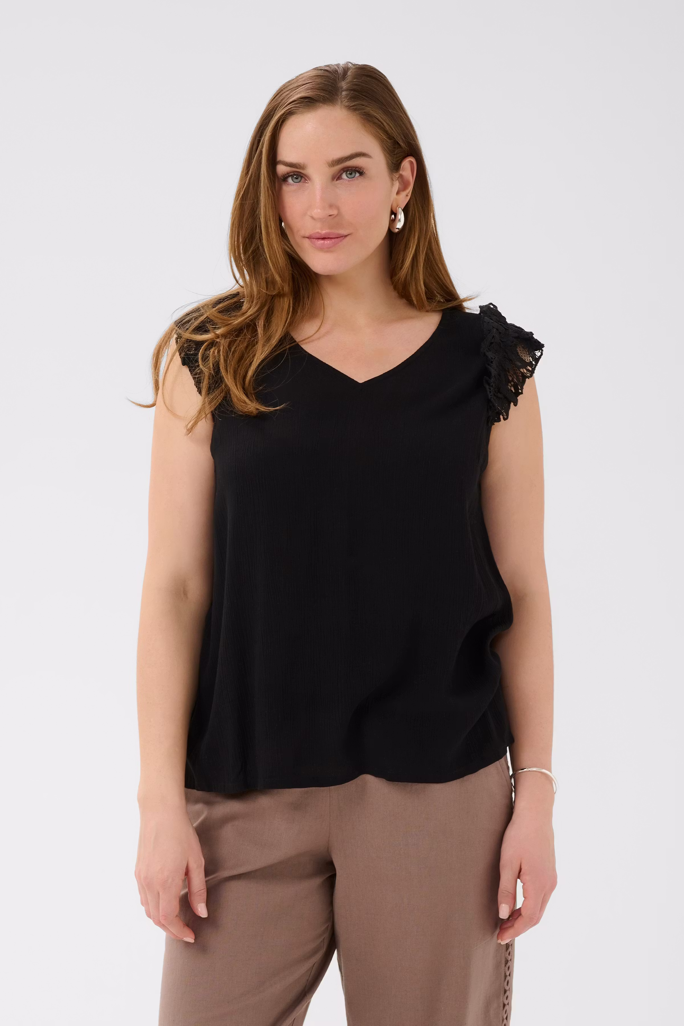 BPezra Bluse LOOKBOOK FRONT 40200157-100121