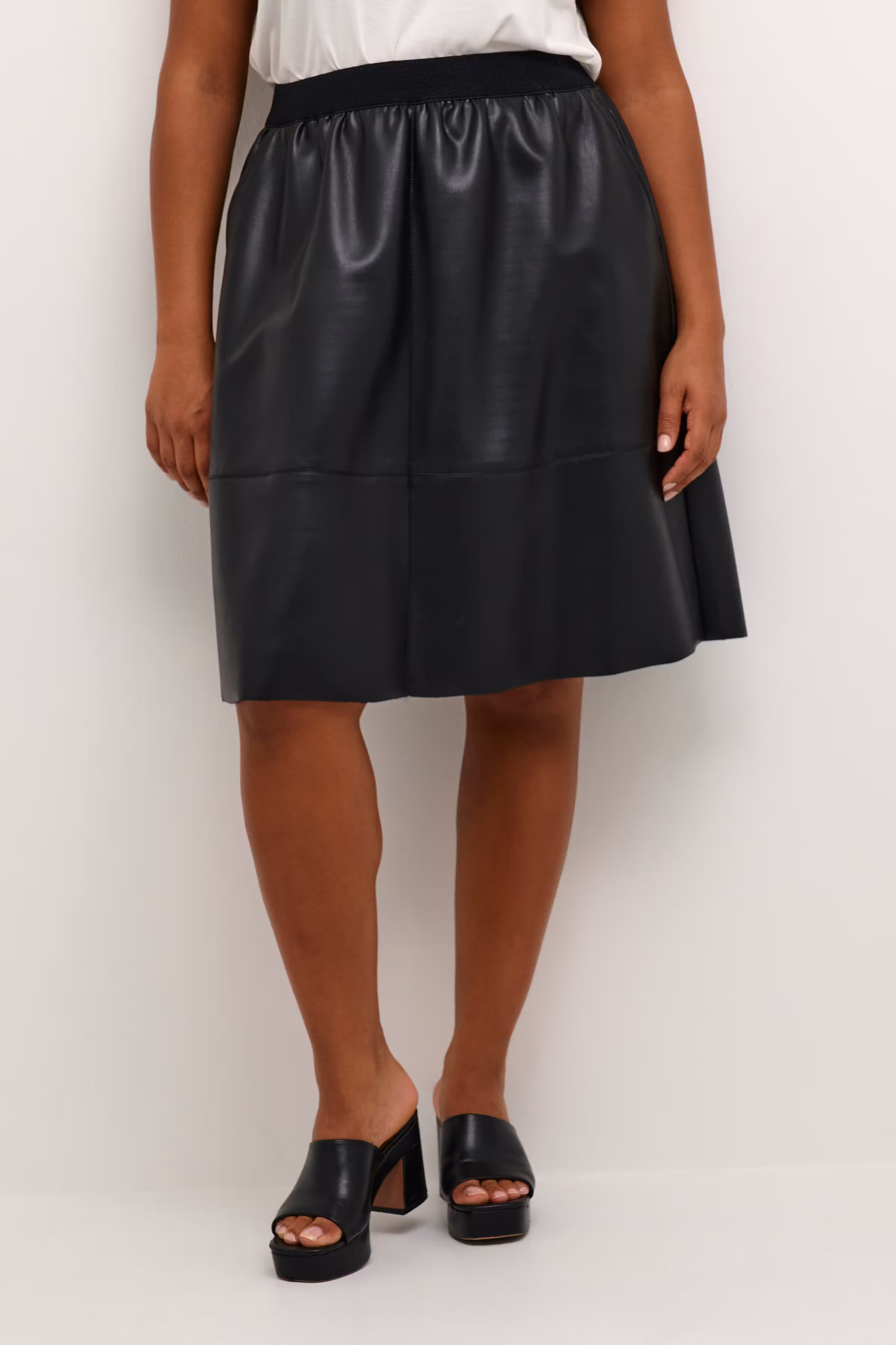 KCmila Skirt LOOKBOOK FRONT 10582177-100121