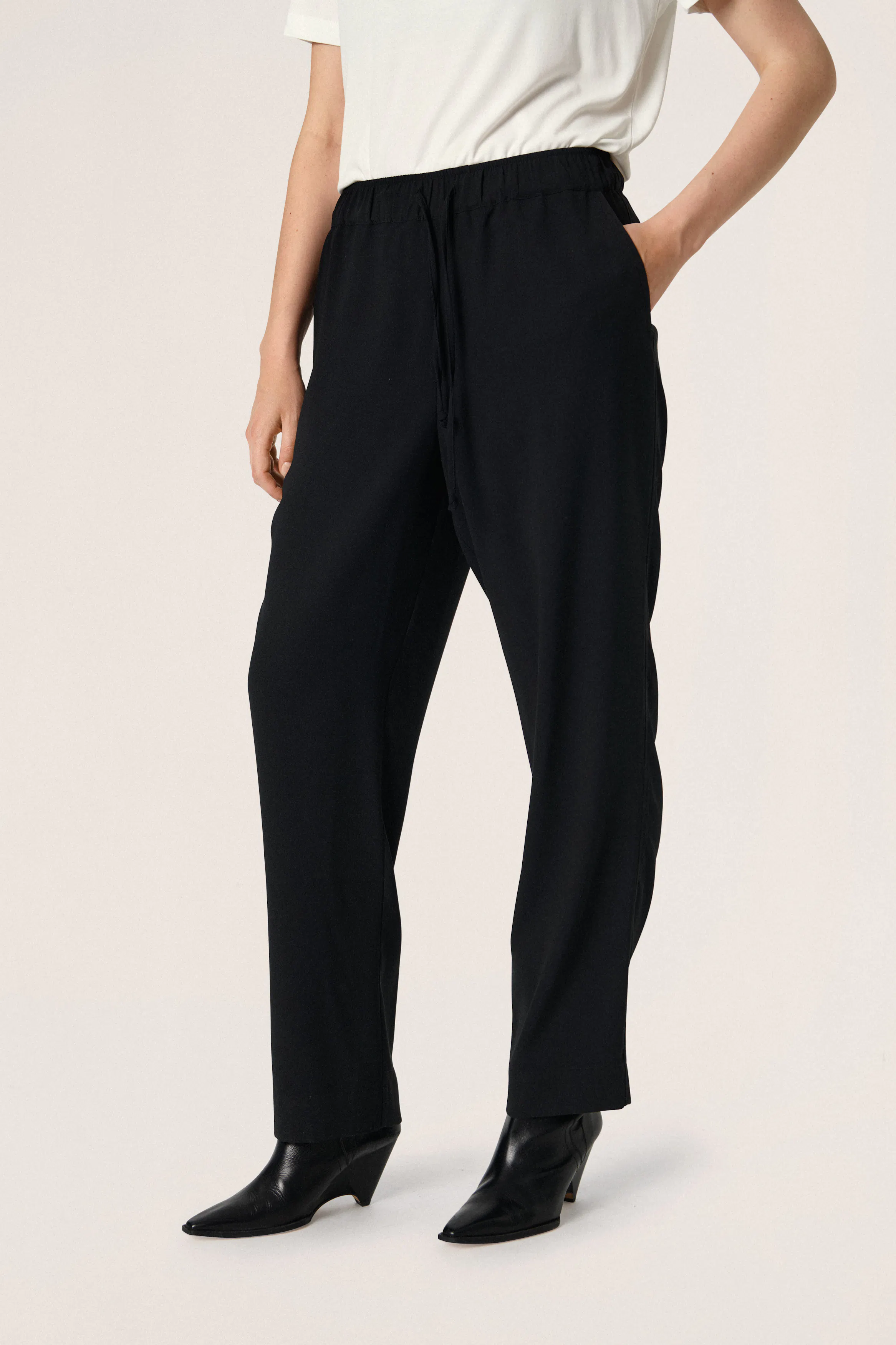 SLShirley Bukser LOOKBOOK FRONT 30406346-194008