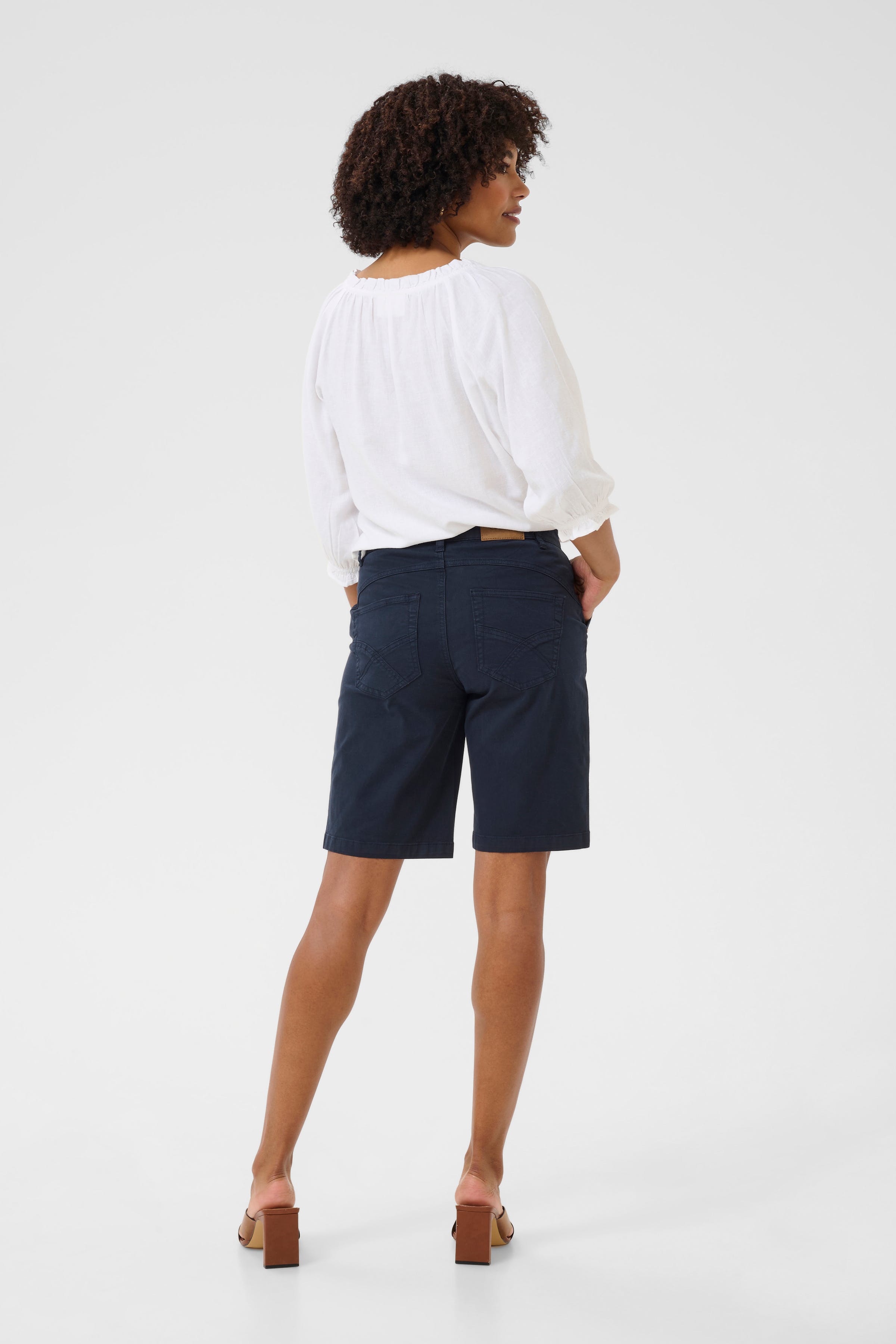 CRBerta Shorts LOOKBOOK BACK 10613650-193923