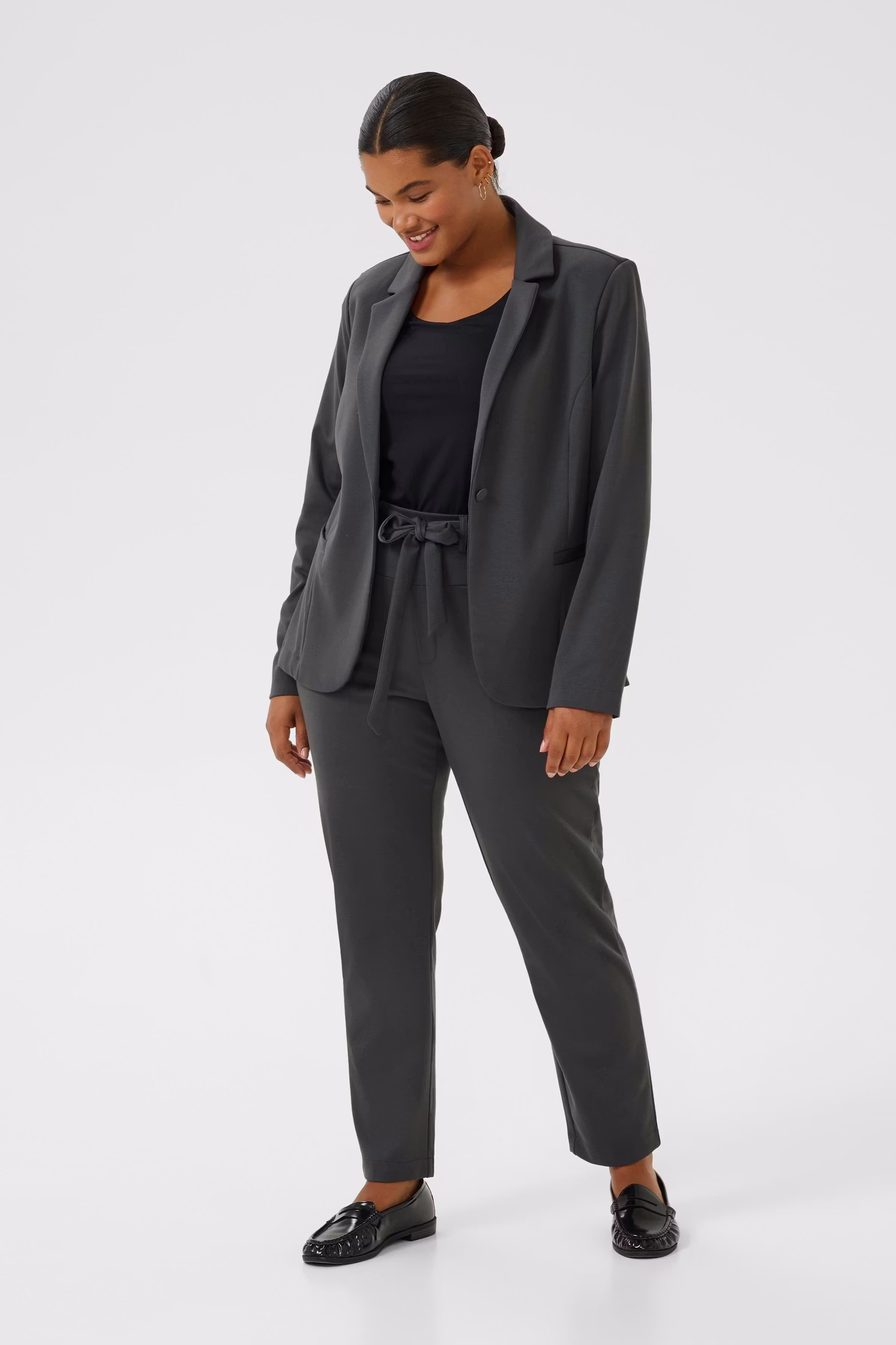 KCjenna Blazer LOOKBOOK FRONT 10582130-190205